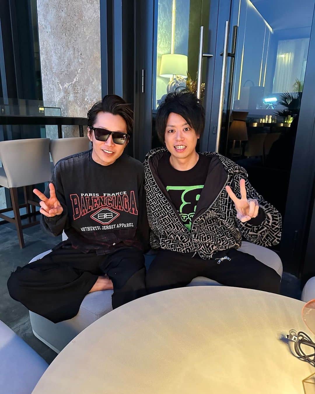 久積篤史のインスタグラム：「新太郎さんと😊　#Dubai #ドバイ 俺からすると恩人にあたる人。大袈裟に聴こえるかもやけど新太郎さんいなかったら今自分は死んでたかも知れん、くらいお世話になった大切な人。37なのにいつ見ても若いしイケメンやし背高いし頭いいしカネ持ってるし最強。  #前髪切ったらパッツンになったから上げてみた😂」