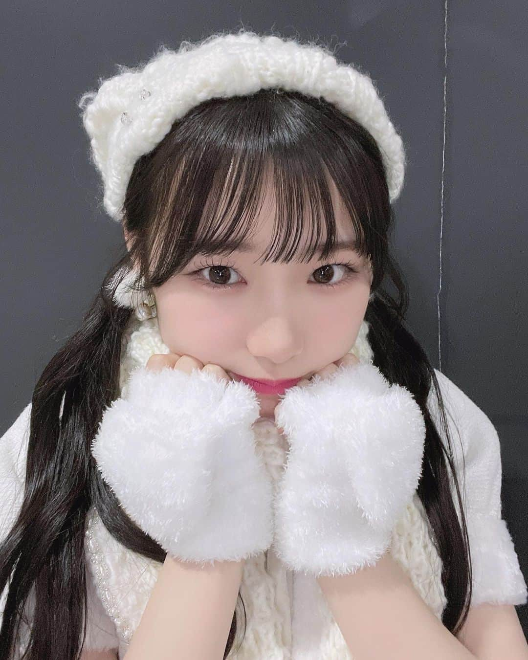 倉島杏実のインスタグラム：「🫧  もこもこ🌨 バイクとサイドカーの衣装だよ~   #SKE48 #アイドル衣装 #idol #ニット帽 #もこもこ #ツインテール #ピンクメイク #ブルベ夏 #アイドルメイク #sjk #05」