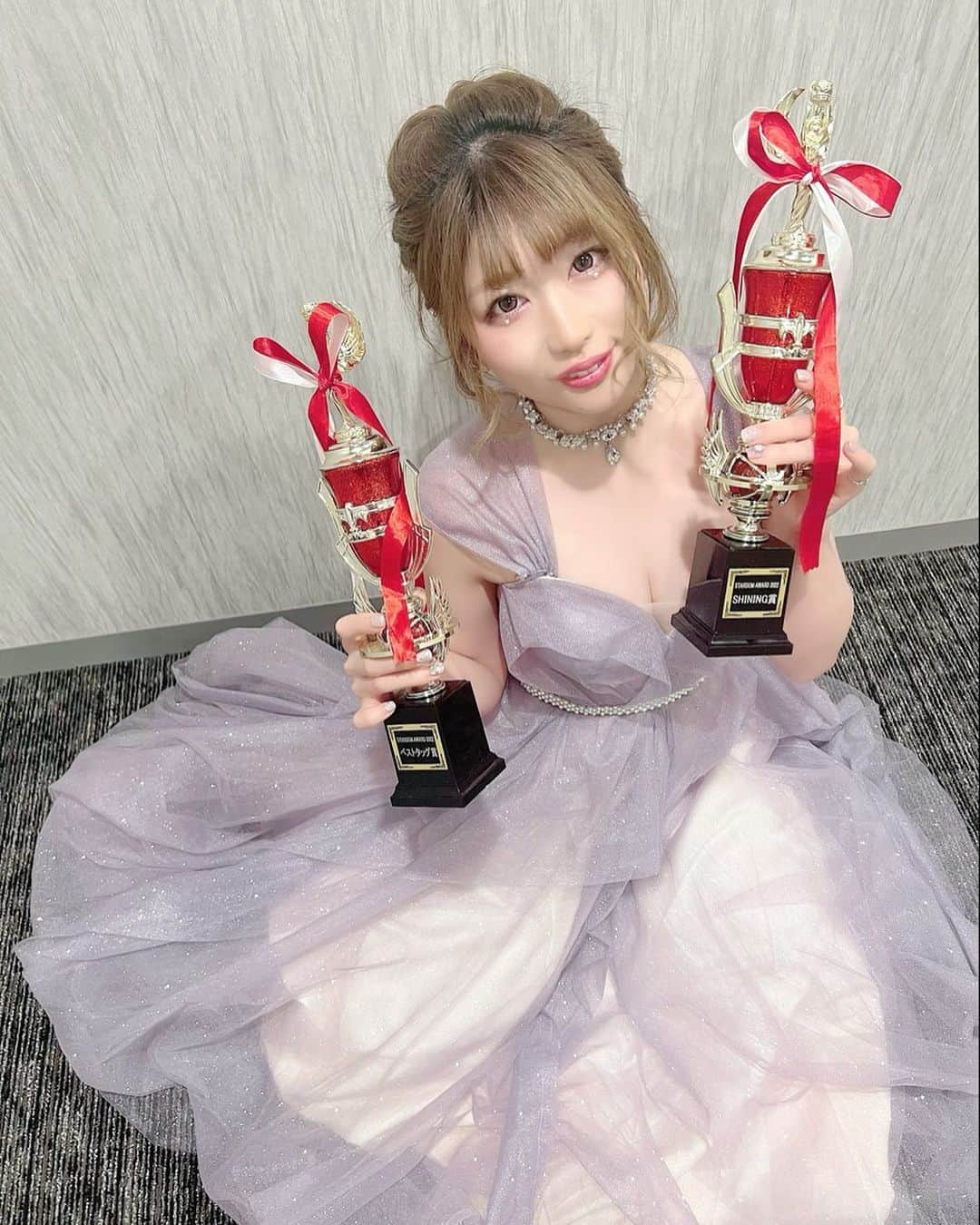 中野たむのインスタグラム：「🏆SHINING賞 ずっといちばん欲しかった賞。 絶対とれないと思ってたから、呼ばれた時びっくりして泣いちゃった。 ファン投票だから、みんなの愛の証の賞でしょ？ 愛するみんなとこの賞をとれたことが、本当に嬉しい。 年末年始で死にたくなるぐらい辛かったけど、そんなの全部吹き飛ぶくらい幸せな瞬間だった。 いつも中野たむを生きさせてくれてありがとう。 たくさんもらった愛を100倍にして返すから、これからも辛いこと苦しいこと、一緒に乗り越えていってほしい。 宇宙一幸せにしてくれて、本当にありがとう。 ぜーったいきみのこと、宇宙一幸せにするからねっ！  🏆ベストタッグ賞 東スポのベストタッグを1票差で逃したから、アワードのベストタッグもとれないんじゃないかってすごく怖かった。 だから選ばれてすごく嬉しかったんだけど、隣でなっちゃんがぶちゃいくな顔でわんわん泣いてるから、たむの涙ひっこんじゃった😂笑 いつもはたむが泣いてるのをなっちゃんが明るく慰めてくれるのにね。 たむたちはお互いにないものを補いあいながら、どっちかが崩れそうな時はどっちかが支えて、そうやってこれからも進んでいけるんだなって思ったよ。 ここ最近たむが情緒不安定でなっちゃんに負担かけちゃったから、ちゃんとお返しできるようにしっかりしなきゃね。 なっちゃん、これからもよろしくね。 meltearの革命ロード、まだまだここからっ！」