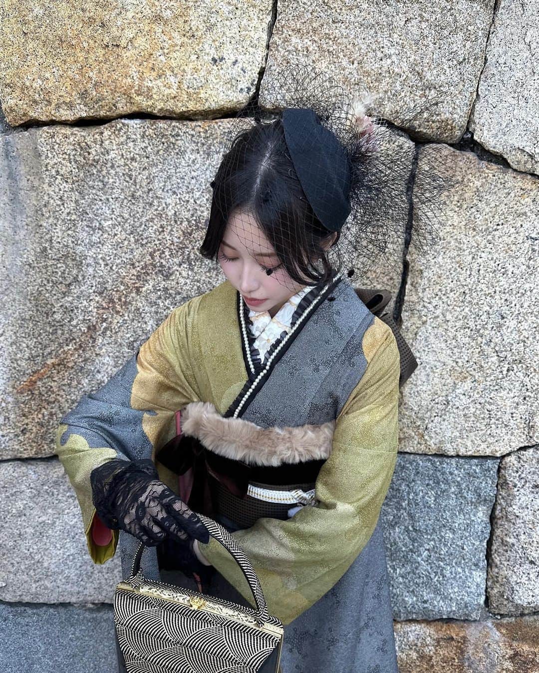 東原優希のインスタグラム：「︎︎︎︎︎☺︎ ゆーきちゃん成人しました㊗️ ばたばたしててだいぶおそくなってしまった~ ⁡ 実家帰って高松の成人式いってきたっちゃけど 高松の中で、いや日本中で1番かわいいんじゃね？てくらい かわいい振袖コーデになったようふふ ((しばいてくれていいよ ⁡ ちなみに振袖も小物もいつの間にかままが全部決めてたお🤦🏻‍♀️ 所々ままが作ってくれた小物もあって 最高にかわいくてだいすきなコーデ~るんるんっ ⁡ 本当に素敵な1日になりました. ⁡ ここまで育ててくれたままとぱぱに感謝です🫶🏻 いつも愛情いっぱい育ててくれてありがとう~ ⁡ 素敵な女性になれるようにがんばります💖 ⁡ ⁡ #成人 #成人式 #振袖 #振袖コーデ #はたち #ハタチ #高松 #ありがとう」