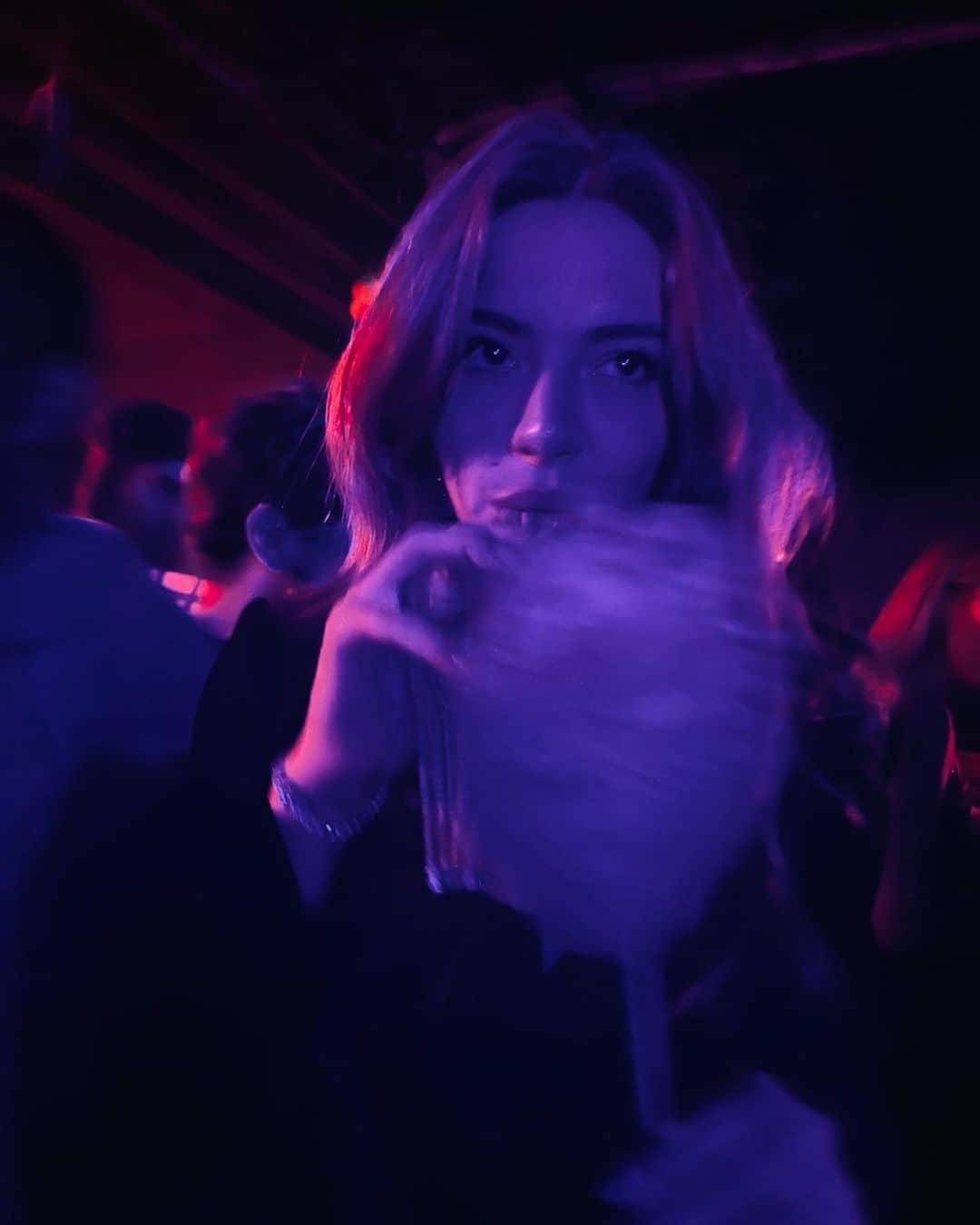 のインスタグラム：「Late nights, blurry lights✨」