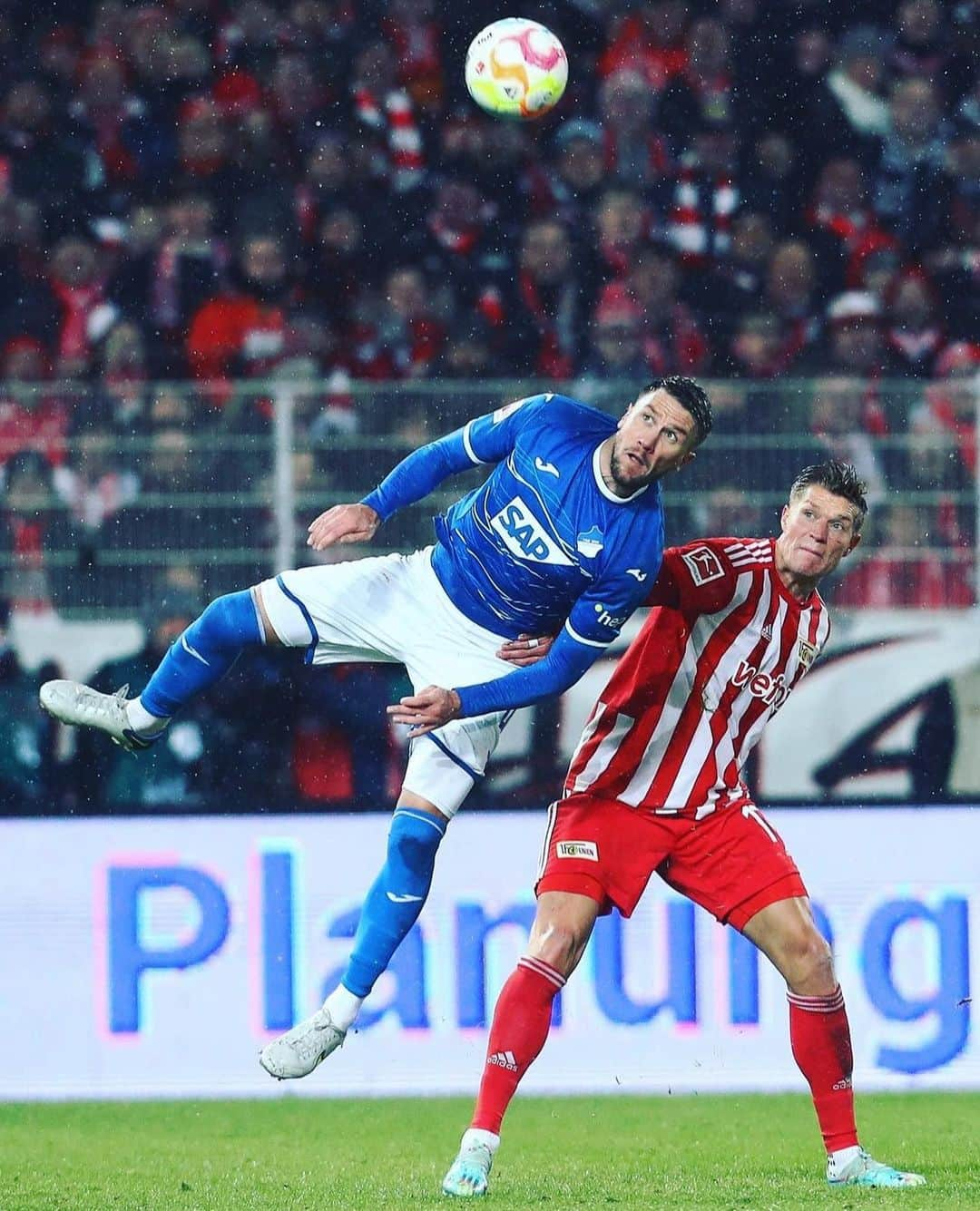 エルミン・ビチャクチッチのインスタグラム：「•Disappointing result yesterday which hurts. 😪 •Special feeling to be back on the @bundesliga stage.☝🏼  #allpraisestothemosthigh #alhamdulillah」