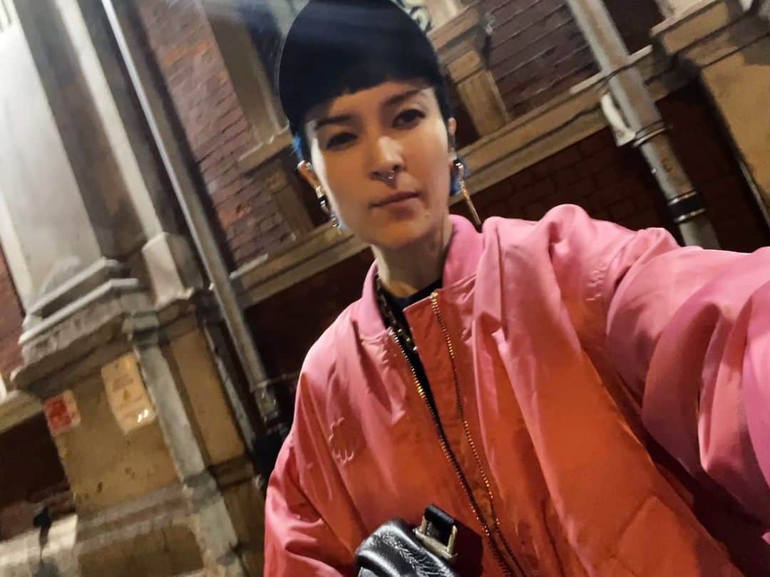 マヤ・ジェーン・コールスのインスタグラム：「@fabriclondonofficial last night was epic 😍 definitely one for the books!!! I had sooo much fun playing. My sets get way more creative when the sound in the booth is impeccable. the only content I have is this blurry selfie outside the club🙃 Also @thevillaoslo on Friday night was such a vibe, wow what a weekend overall 💓 thank you to everyone who came through and was a part of it 🥰」
