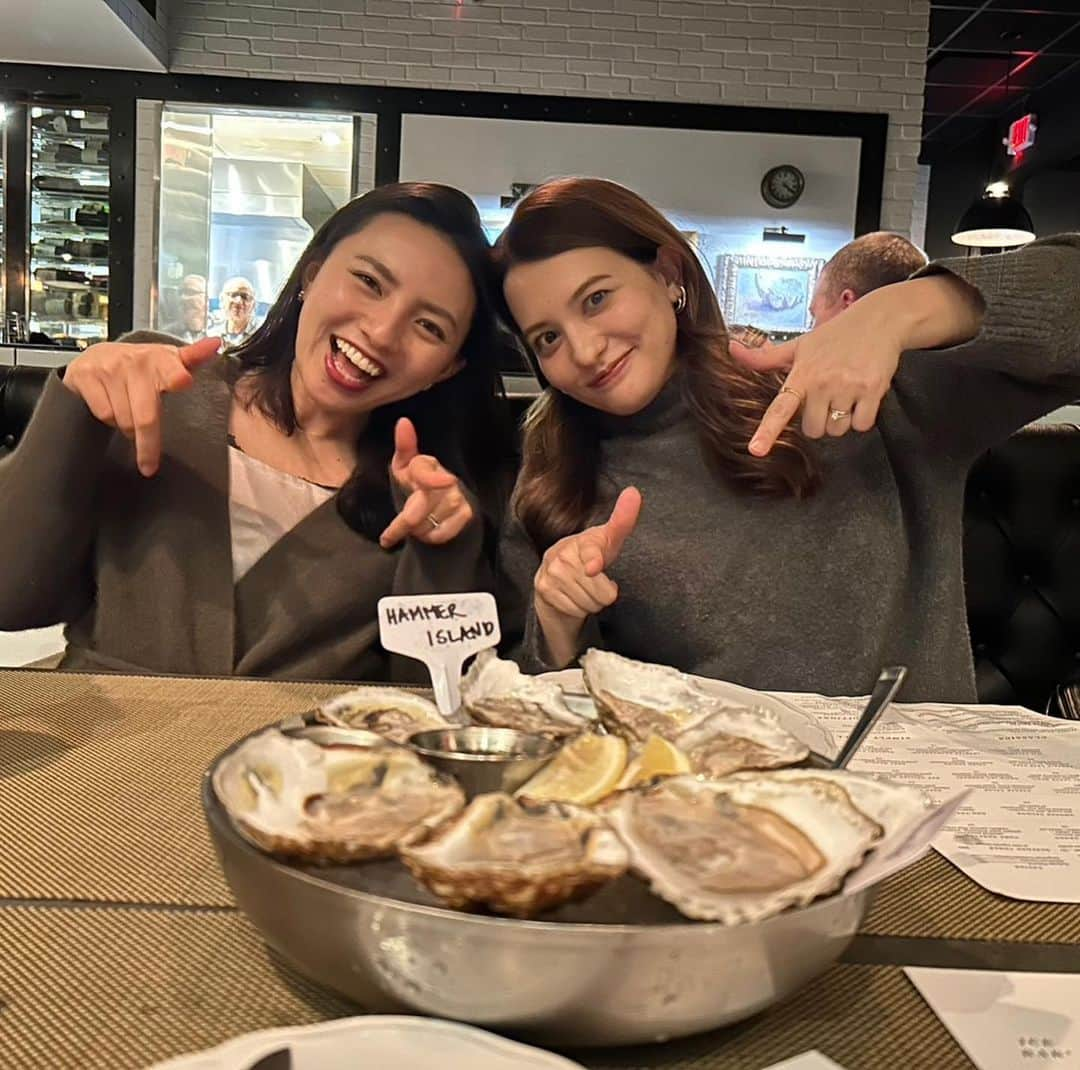 エリザベス・ハードキャッスルのインスタグラム：「女子会👯‍♀️👯‍♀️❤️  Chu-toroだったり、hamachiだったり、Jidoriとメニューに日本的なネーミングが並んでいた🥹✨  美味しいシーフードが食べられる幸せ🐟🦀  楽しかったー😚🫶  #texaslife #houstonfood #oysterlover #ヒューストン飯ログ #アメリカ生活 #ヒューストン生活」