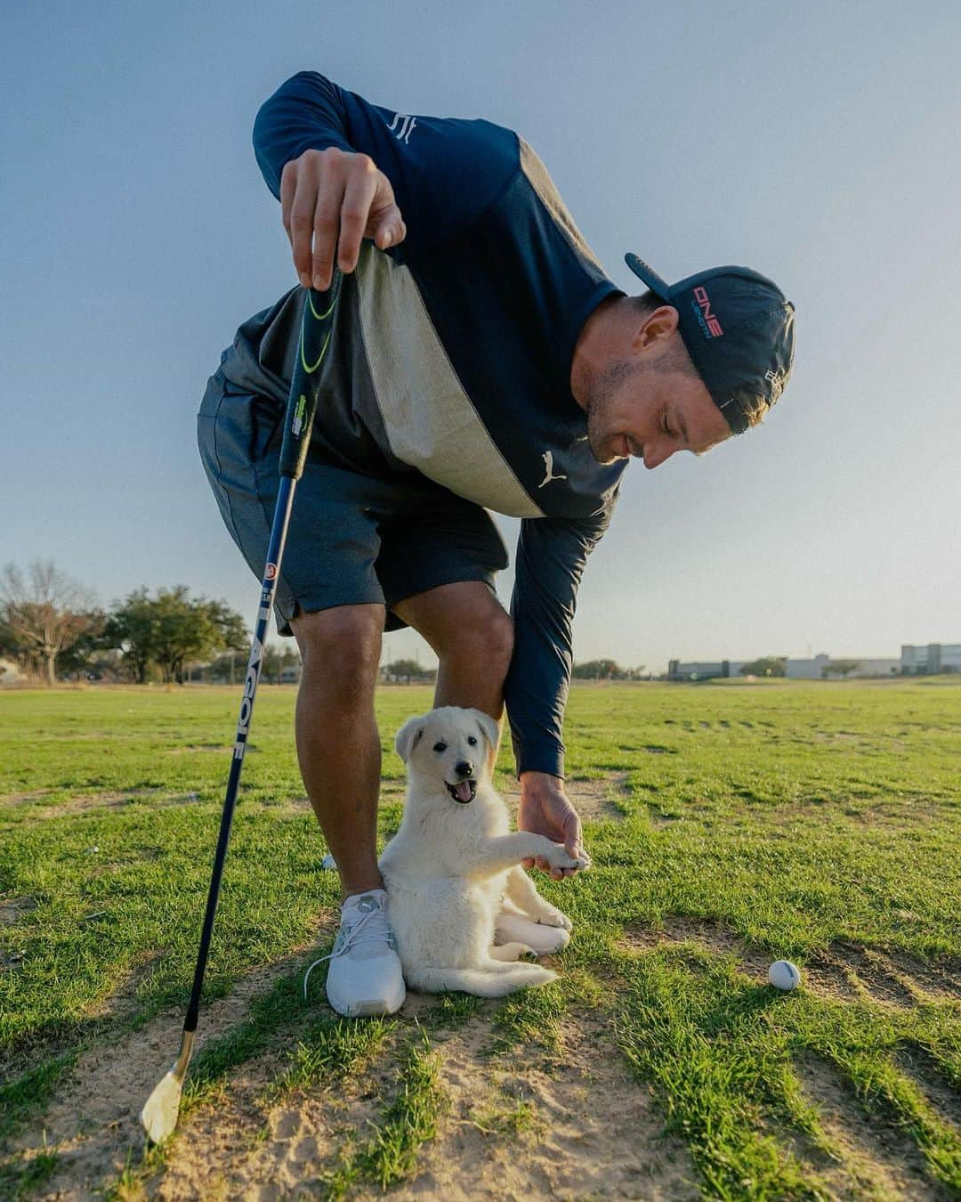 ブライソン・デチャムボーのインスタグラム：「Range sessions with Bear.   Couldn’t keep my shoes tied around this little guy 😆」