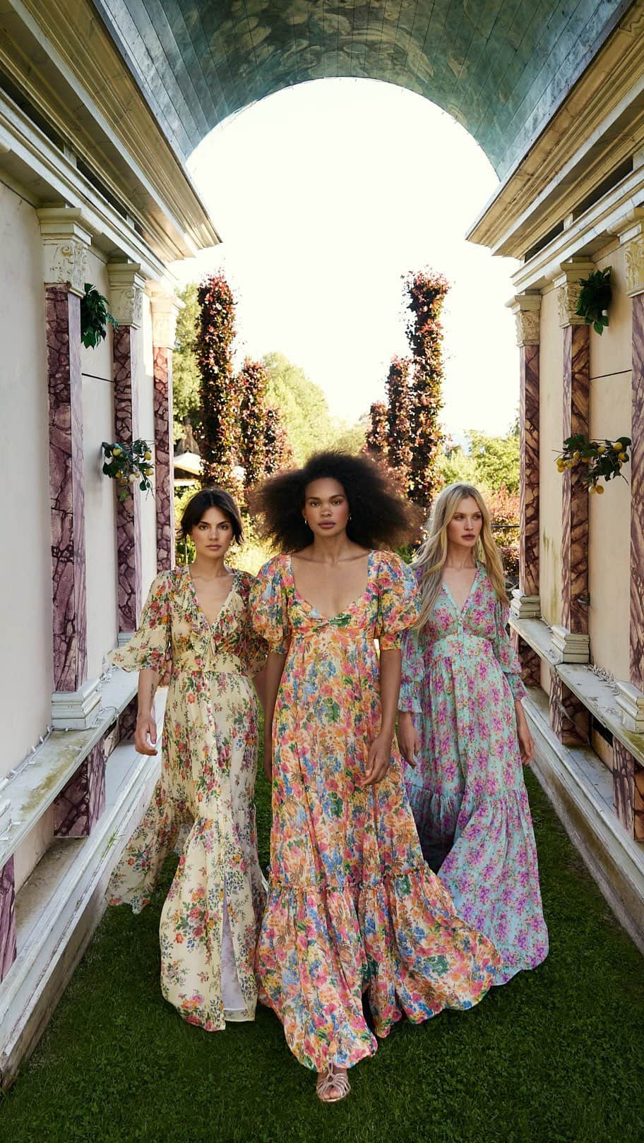 バイティモのインスタグラム：「Stay tuned for Brighter Days! Our Spring Summer 23 Collection! We can’t wait to show you more and dress you up in the best quality and loving silhouettes this spring…!   This amazing campaign is shot by the talented @hakonjorgensen and @brandbyge_film ✨ HMU: @andresklovstad @charlotte.wold  Models: @mirakelalove @camillaforchhammer @rebekkaskovly  Team byTiMo: @martineftorgersen @ponehsylvia @johnandrehanoy_ @elisamollatt @marthineweber @anettenergard   Shot at the unique @ramme.no」