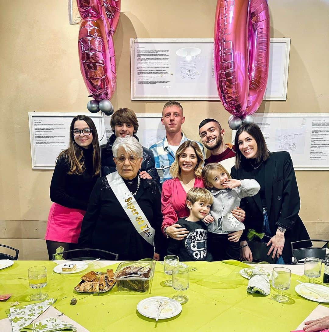 ララ・モリのインスタグラム：「Ti auguro di essere sempre così felice. Auguri nonna 🫶🏻💕 80」