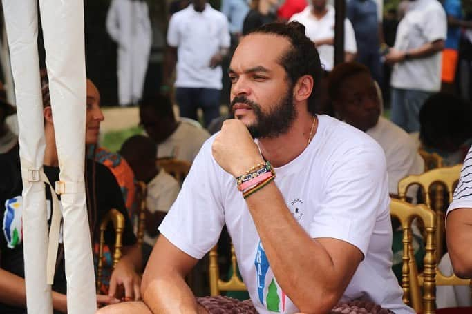 ジョアキム・ノアのインスタグラム：「This was an incredible, impactful and important day. We unveiled a basketball court we built on my family land in Cameroon, where my ancestors are buried.   Today we unveiled Marie Claire Noah Court with my father, the chief of the Village @yannicknoah , my brother @gallosn and the @thebal , My foundation @noahsarcfdn (we miss you @cecilia_rodhe ) and most importantly the community of Etoudi.   This is a special step toward growing basketball in Cameroon and I can’t thank everyone involved enough.   Extra special thanks to coach @joetouomou for his work with the players and coaches today. He’s a true inspiration for kids from here.」