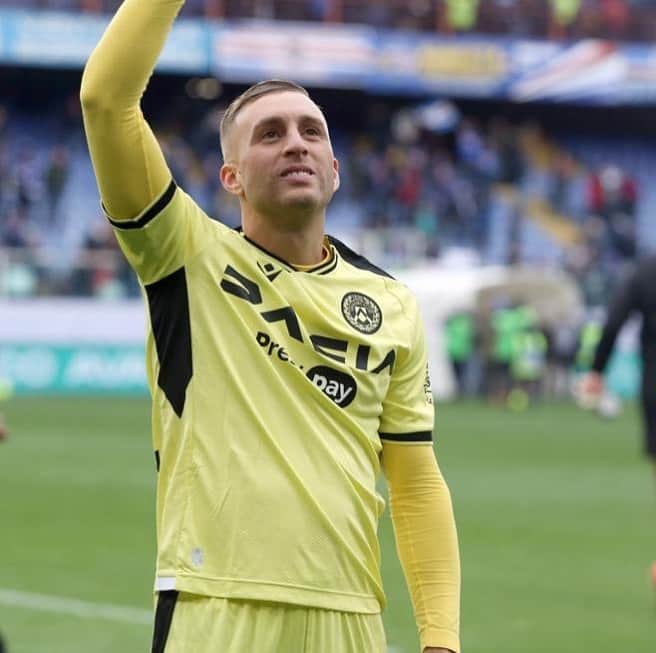 ジェラール・デウロフェウのインスタグラム：「Grande vittoria oggi, sono molto felice per la squadra! Sono contento di aver potuto contribuire al successo e di aver conquistato 3 punti importantissimi. Nella giocata del gol ho sentito un fastidio al ginocchio e solo per precauzione sono uscito. Dopo le valutazioni fatte post partita mi sento bene e non ho alcun dolore. Grazie a tutti per i messaggi ed ai tifosi dell’Udinese per l’appoggio incondizionato.  Vamos! 🎩⭐️」