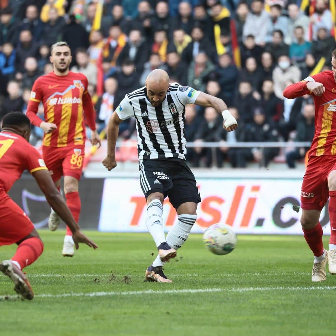 ネイサン・レドモンドのインスタグラム：「Bugün güzel bir gündü!  deplasmanda önemli bir 3 puan daha 🖤🦅🤍  Today was a good day! Another important 3 points away from home 🖤🦅🤍」