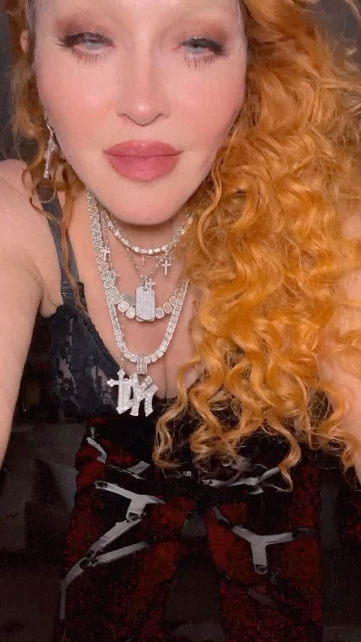 マドンナのインスタグラム：「Thank you……………🎉🥳🙏🏼 💕 #madonnacelebrationtour」