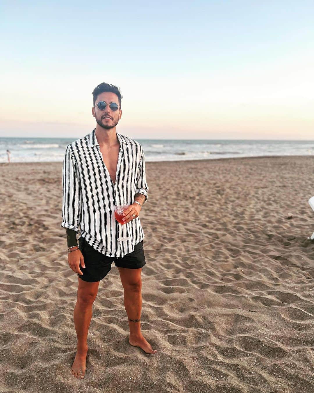 リカルド・アルバレスのインスタグラム：「Un bell’aperitivo 🍹☀️🏖️」