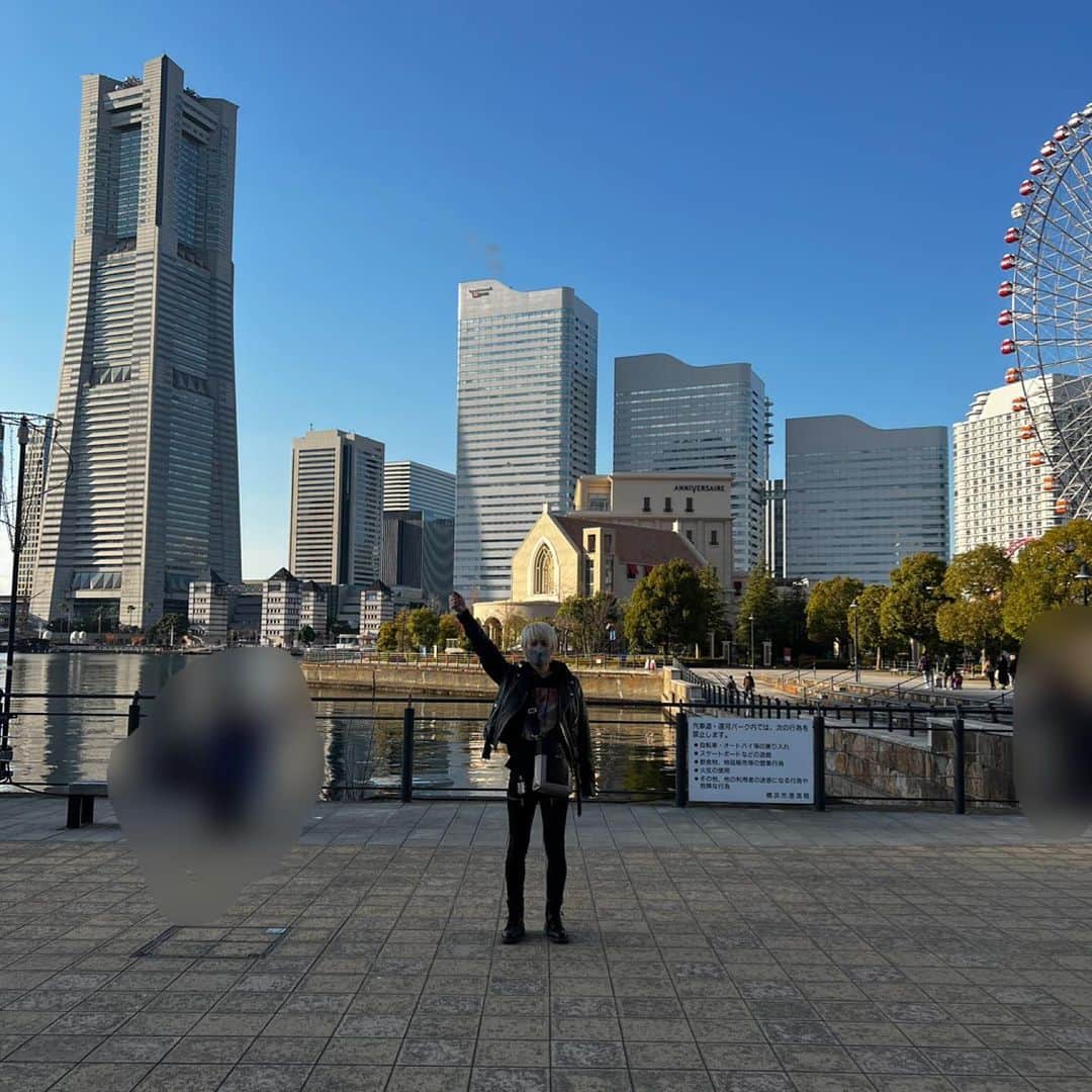 のインスタグラム：「右手には何も持っておらず…  いや、いやいや、、何かが見える！！！  うぉーーーー！！！！！！  ただの聖地巡礼です。 なんの聖地巡礼でしょうね！！！  #聖地巡礼」