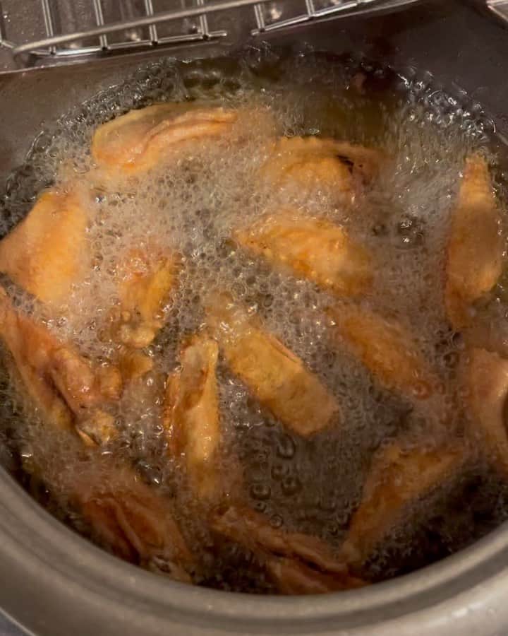 大浦育子のインスタグラム：「最近ハマっている手羽揚げ。 米粉をまぶして揚げたあとに、甘辛ソース(醤油、みりん、お酒、砂糖、にんにくすりおろし)で煮詰めるだけ！ ビールのお供に最強です🍻笑 . . #手羽先#レシピ#夜ご飯」