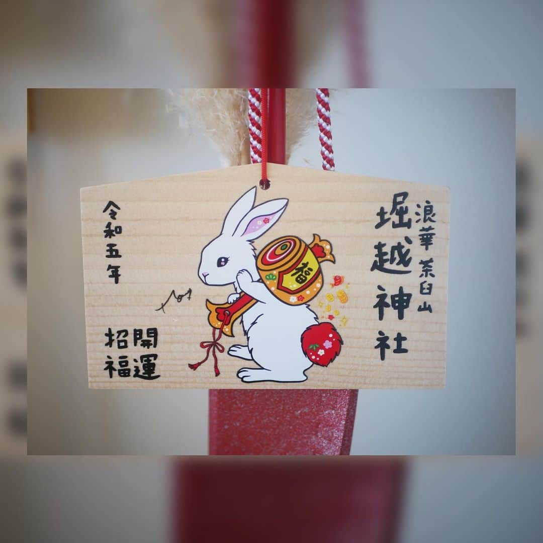 松下萌子さんのインスタグラム写真 - (松下萌子Instagram)「遅ればせながら あけましておめでとうございます🎍⛩🌅 今年も大阪のパワースポット　#堀越神社　の絵馬を描かせて頂いてます。運気が上がると評判の神社。 今年は#卯年　#🐰 ぴょんぴょん飛躍して行けたらと思います。  本年もどうぞ宜しくお願い致します。  #moecochalkart #drawing  #art  #japan  #japanese #artist #moeco #チョークアート #chalkart #chalk #チョーク #tokyo #picture  #絵 #artist #松下萌子 #moecomatsushita」1月23日 15時27分 - moecochalkartonly