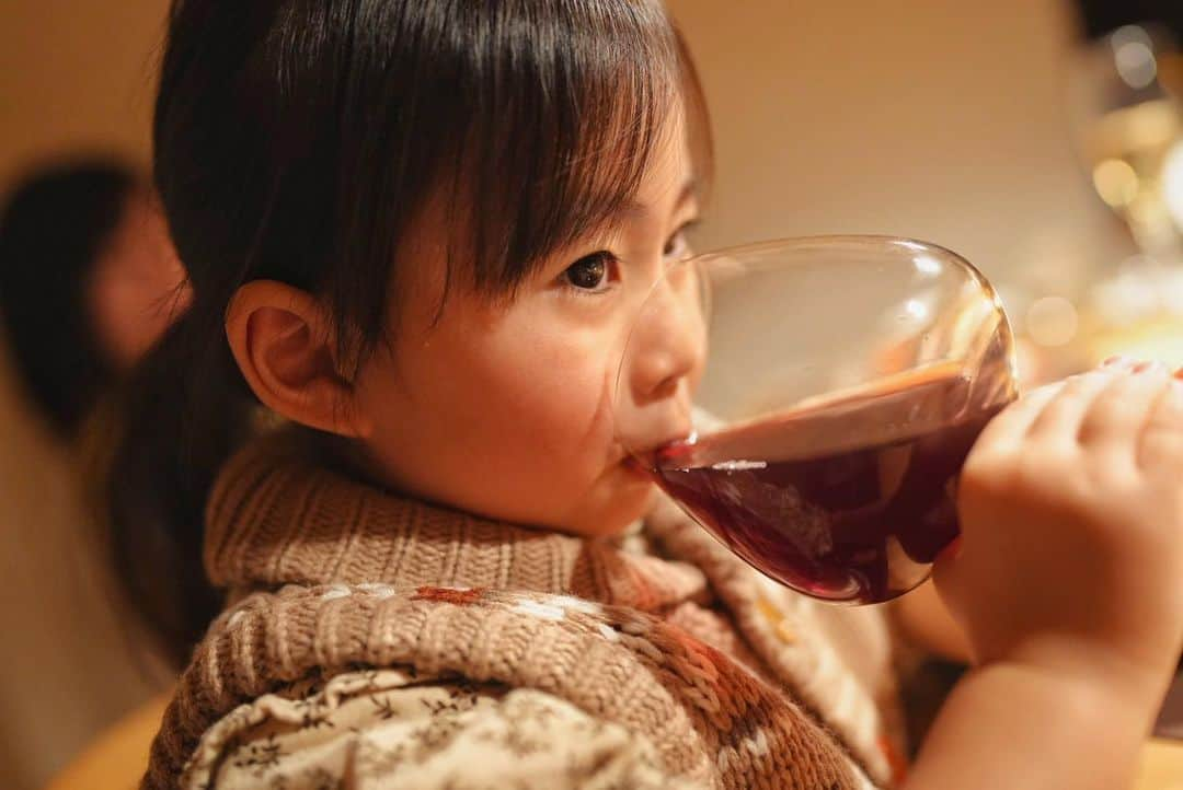 保岡龍斗のインスタグラム：「🍷 #赤ワイン いいえぶどうジュースです。 @enotecaolmodelcaucaso0406」