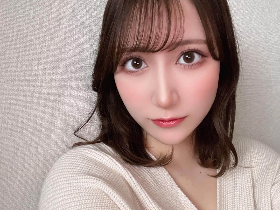 西澤瑠莉奈のインスタグラム：「． ． ネットでよくみる、顔がピンクいメイクしてみた💗 ． 加工入ると色結構飛ぶし 実際鏡でみると見慣れてないからか ちょっとおもしろいんやけど😂 ．」