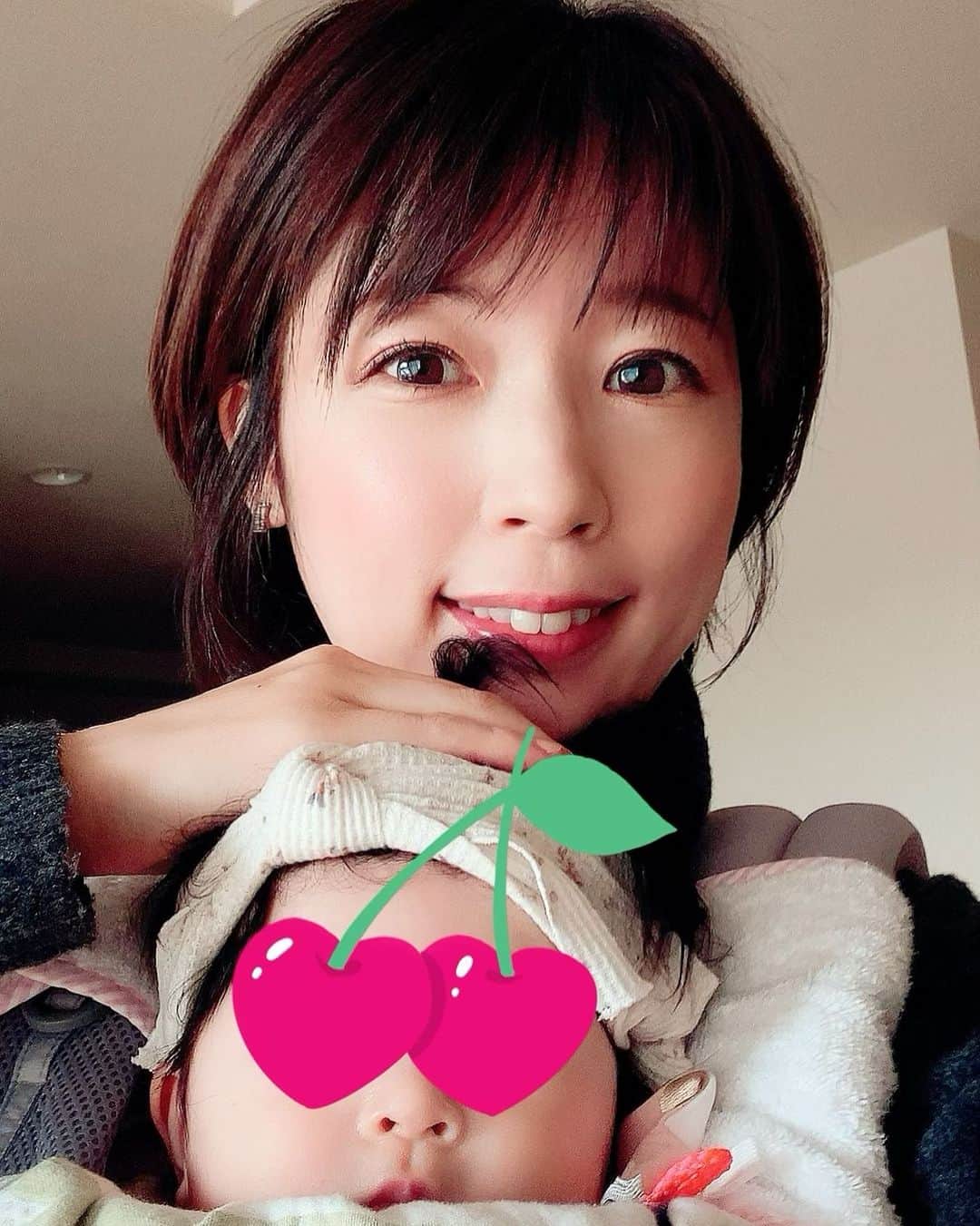 室照美のインスタグラム：「2023❕①コリン #離乳食 ゆるゆるとスタート(あげるのはほぼコムロ担当🍴)食い付きがとってもイイので頼もしい限りです☺️ ②コムロ＆コリンの可愛い語録などなどすごい勢いで忘れてしまいそうなので #5年日記 はじめました✍️ ③昨年〜3月までの期間限定で #ピラティス 🤸先生が想定外にスパルタ！で刺激的なレッスンを受けてます笑　2023年も健康にお仕事や子育てができることに感謝して、心穏やかな時間を多めに過ごせますように！」