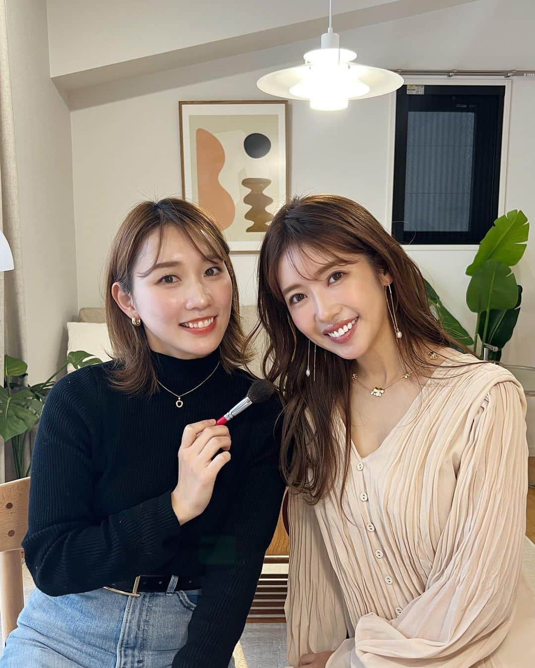 舟山久美子（くみっきー）のインスタグラム：「美人顔になりたい方必見✨❣️  今回YouTubeコラボで @kajierimakeup かじえりさんに、とーっても美人見えするメイクをしてもらいました✨🥹🤍🤍  細かいテクニックが満載で、わたし自身も何度も見返してモノにしたいところ。。。💪✨笑  どの角度からみても上品で、 ナチュラルなんですが内側から魅力溢れる素敵なメイクでした🥹🥹  わたしのYouTubeチャンネルでは、2人の 『リピ買いコスメを５選！』を紹介しています♡  まさかの…かぶりアイテムもあったのでぜひぜひみてください💕  かじえりさんの人柄が素晴らしすぎてこんな上司が会社に居たら、どこまででもお仕事頑張れる❤️と思いました🥰  ぜひチェックしてください〜🎬  #makeup #cosmetics #youtube #かじえり　#男の子ママ #女の子ママ」