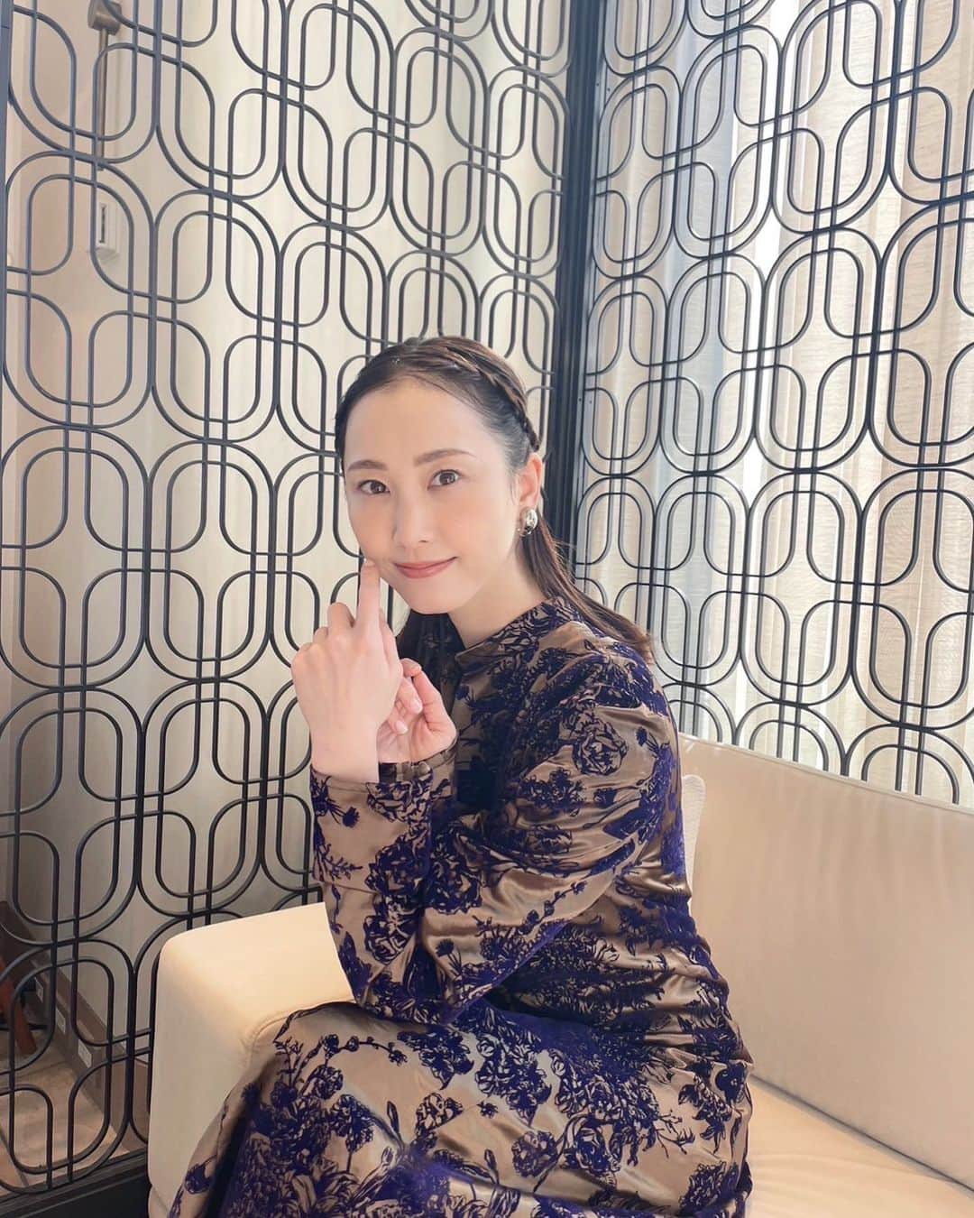 松井玲奈のインスタグラム：「先日、舞台『ミナト町純情オセロ』の記者発表がありました。 緊張と共に、劇団☆新感線に参加するんだという実感がじわじわ湧いてきます。 皆さんに楽しんでもらえるよう、体当たり、全力でモナを演じるので、お楽しみに！  衣装はタグ付けしてます」