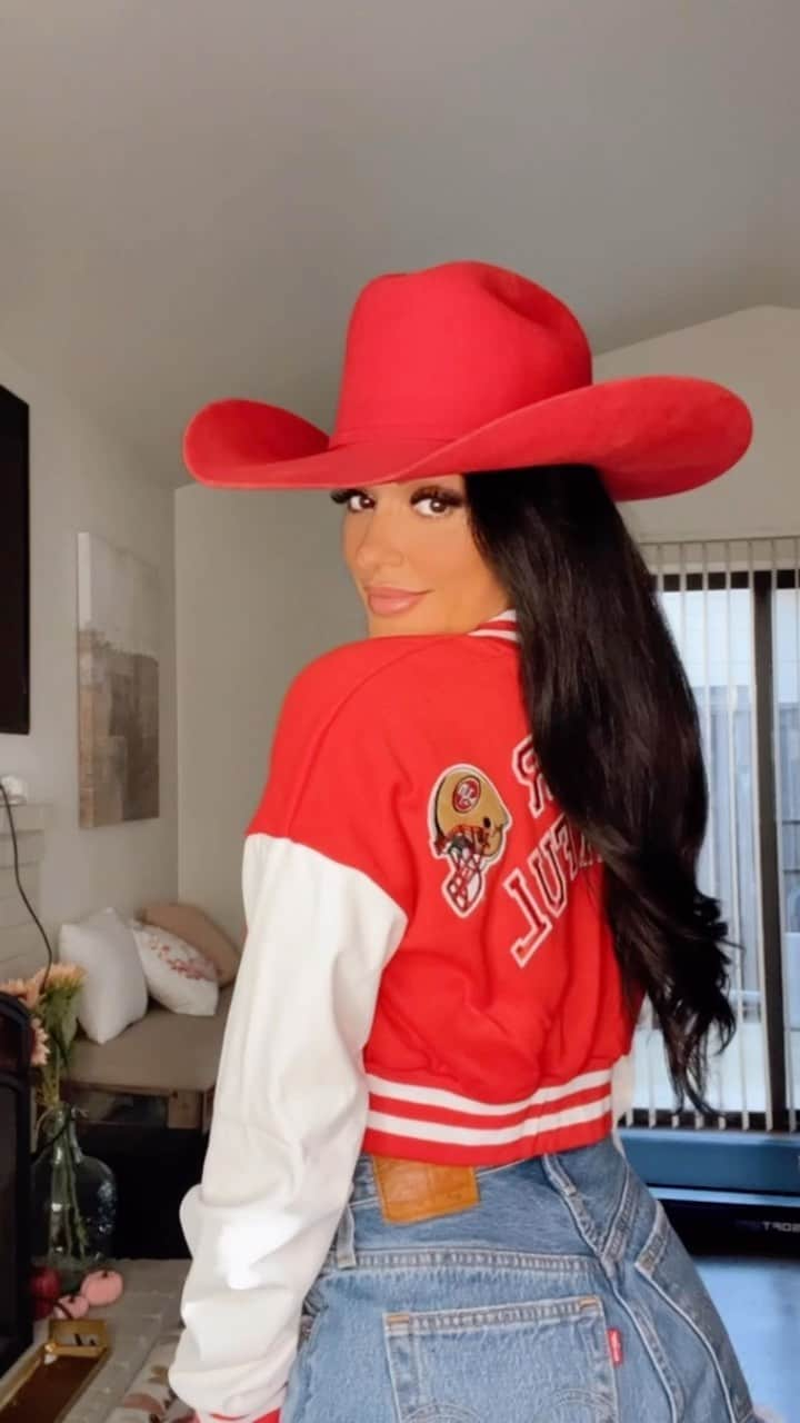 Jessica Arevaloのインスタグラム：「Who y’all got today the @49ers or @dallascowboys?  DIY NINER FAITHFUL JACKET!❤️🏈 🤠  How y’all think I did?😍」