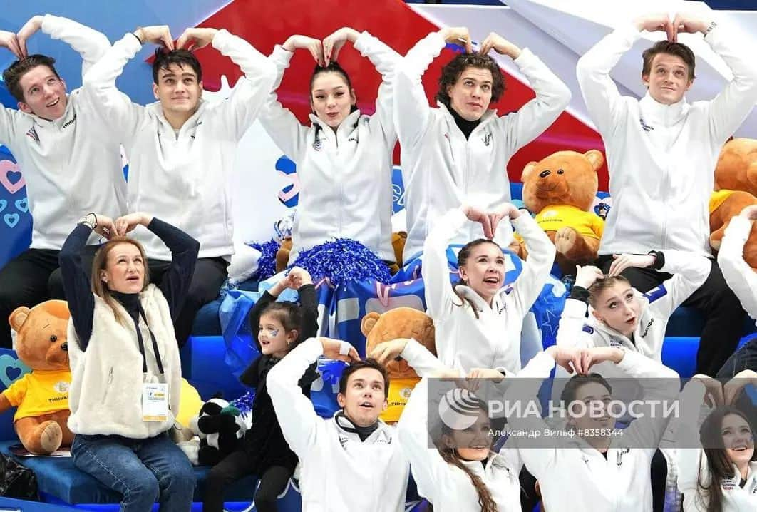 パヴェル・ドローストさんのインスタグラム写真 - (パヴェル・ドローストInstagram)「📍Moscow, Russia 21-22.01.2023 Кубок Первого Канала ⛸️ К-команда 💙🤍 Спасибо всем ребятам, за ту атмосферу  тепла, единства, драйва и дружбы, которая царила эти 2 дня.  Отдельная благодарность нашему прекрасному капитану @kamilavalieva26  и дорогим зрителям 🙌🏼 Было здорово! ✨ "Нас не догонят" ✊🏼」1月23日 8時19分 - pashka_drozd