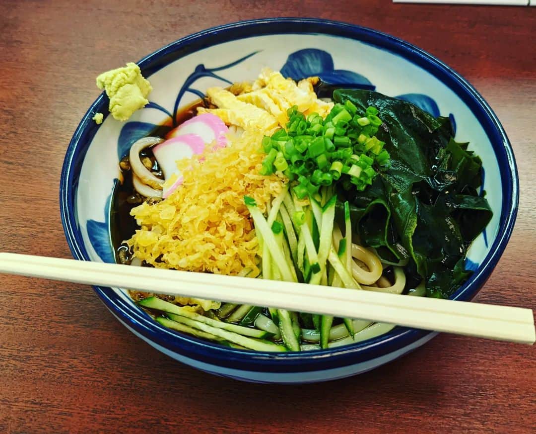 スーツのインスタグラム：「徳島で食べたうどんです。 うどんは香川県が有名ですが、徳島・愛媛も結構美味しい印象です。」
