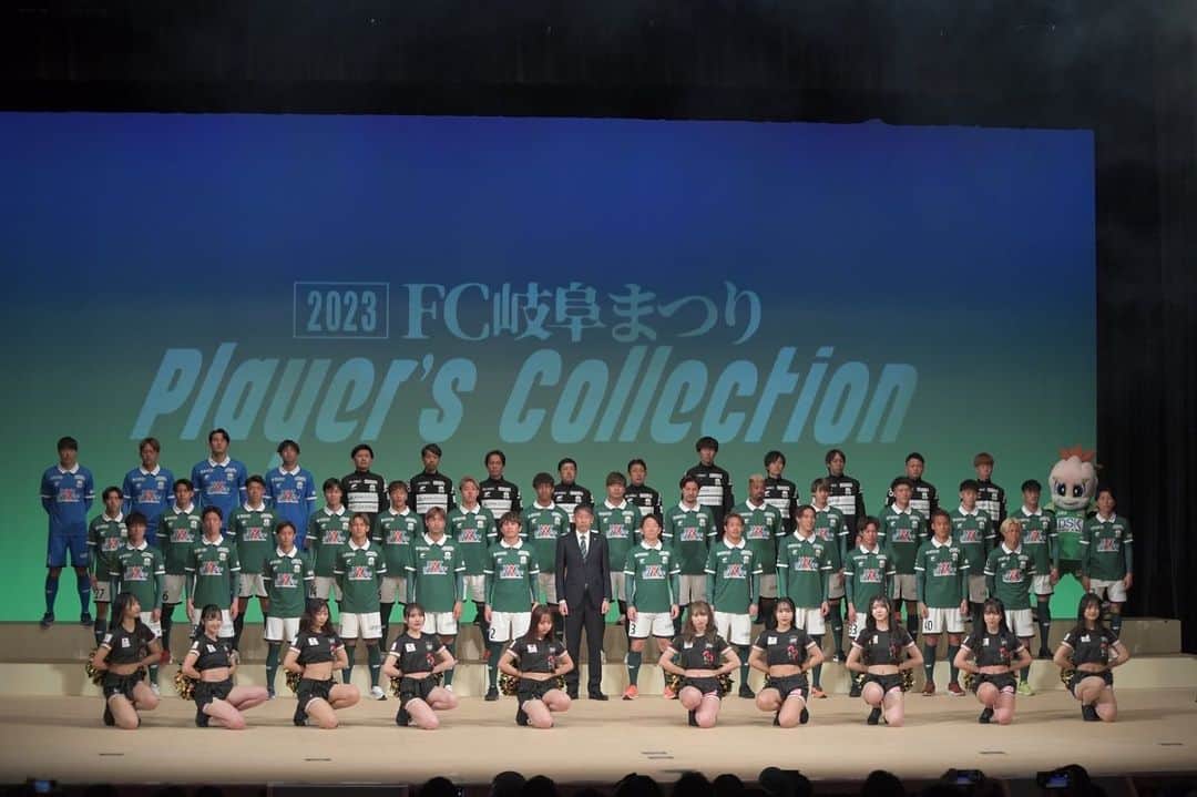 松本拓也のインスタグラム：「Player's Collection  今年の一文字は、 「誇」  色々な思い・想いを胸に、この１年を頑張ろうと思います。  しかし、チーム内が若くなったな〜。。笑  #fcgifu  #MYH #MOVE #YOUR #HEART！」