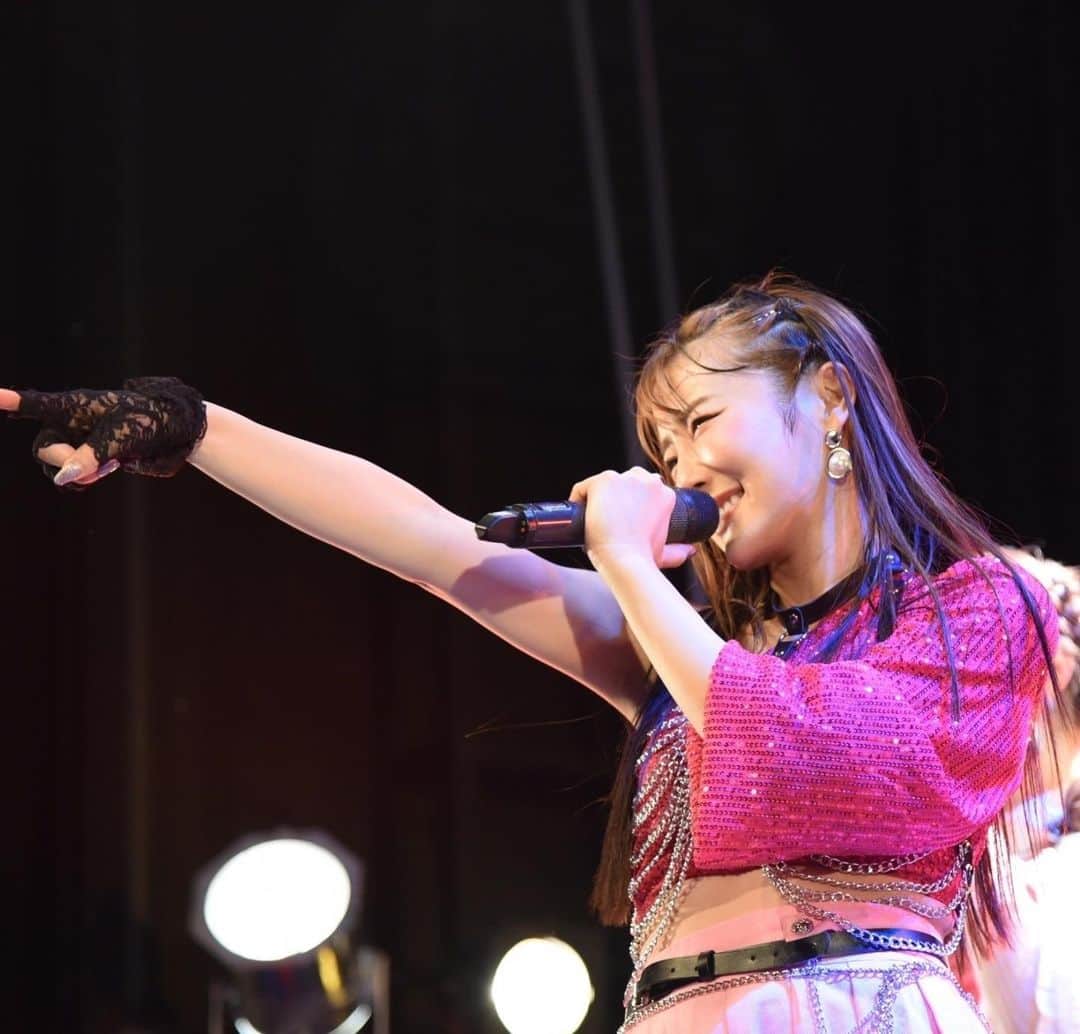 LUNAのインスタグラム：「Piiiink💕  福岡公演待ち遠しいな🎤 3枚目、目がイっちゃってる🥴」