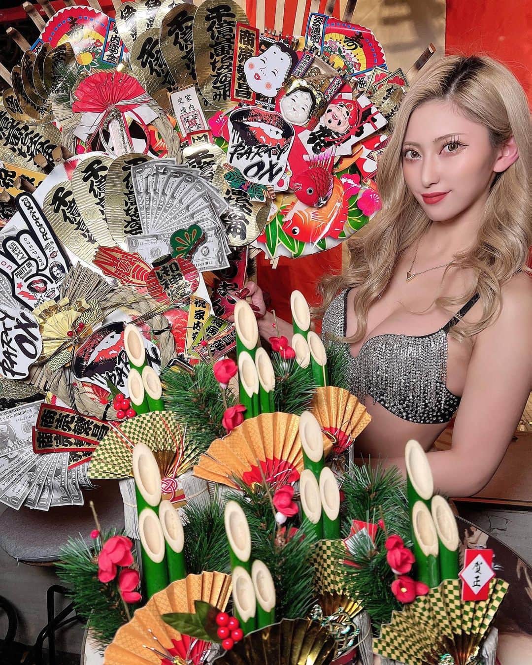 AYAKAのインスタグラム：「_ . . 🎍パリオンお正月特別Berry🎍  ▶︎100Berry門松 ▶︎300Berry熊手 ▶︎500Berry熊手 ▶︎1,000Berry熊手 ▶︎5,000Berry熊手  和太鼓の音と一緒に みんなで"よーぽぽぽん！"の演出だいすき👏🏽🎍❤️  プロフィールにあるリンクの ecサイトでも遠隔販売中…🧸🦐🎍💭 . .  #パリオン #バーレスク東京  #エンタメ活動を止めない  #撮影 #グラビア #熊手 #商売繁盛  #ビジョビ #小悪魔ageha  #コスプレ #モデル #ヘアメイク  #ギャル #セクシー #撮影会 #衣装 #私服 #キャバ嬢 #六本木 #歌舞伎町 #partyon #burlesquetokyo  #dance #sexy #gal #l4likes  #japanesegirl #girl  #instagood #instalike」