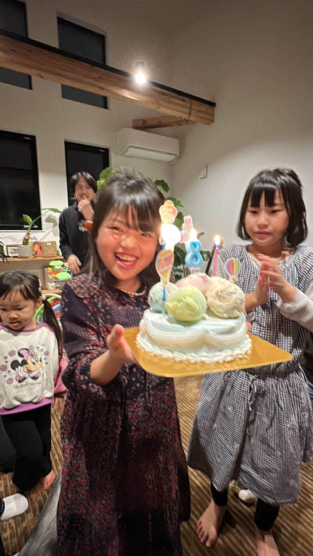 国枝洋子のインスタグラム：「Happy birthday🎁junna♡  ご近所さんみんな集まって バースデーパーティー🎉  みんな手作り料理持ってきてくれて プレゼントまで、、ほんと優しい😫🤍  私も1月は体調不良続きだったけど 純波の誕生日までにもちなおして なんとかパーティーを開けました✨ 幸せそうな純波の顔が見れてよかったぁ🥰 気がついたら優しくて頼りになるお姉さんに 成長していつも助けてくれてありがとう。 ママはじゅんながいないとダメだ🥲 これからもママの面倒みてね🤍🤍」