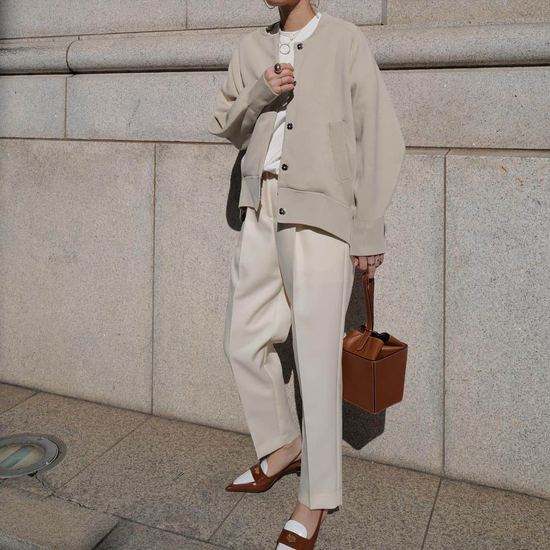 正中雅子のインスタグラム：「2023 spring collection🐝  今週26日よりPRE ORDER第1段がスタートします！  毎年春に作っている人気のアモッサ素材のカーディガン！今年はブルゾンデザインに仕上げています☺︎  アモッサ糸をミラノリブ編みにし しっかりと度詰めはしていますが軽い着心地が魅力💫  袖の丸みのあるフォルムと、バックスタイルの裾にもタックを施しフォルムがしっかりだしているのも 羽織った時に1舞い出様になります🫶  タックテーパードパンツは、シルエットやデザインを一新し 機能性素材を使用した日本製のものになりました！  全9型がPRE  ORDERになるので どんどんUPさせてください🫶  -PRE ORDER- 1.26 thu 12:00-1.30 mon 23:59  #MACHATT #masaco服」