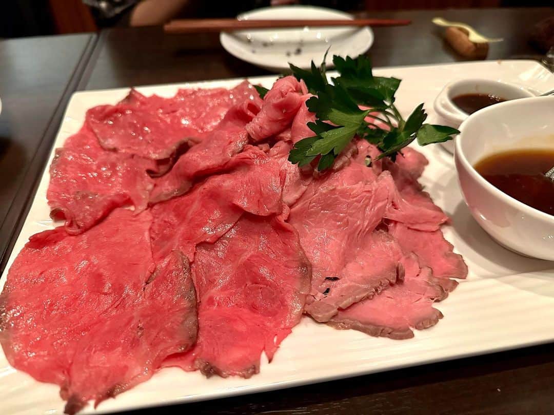 高嶋政宏のインスタグラム：「台本の勉強の合間に体調を整えに藤原兼子と弾丸ツアーで匠の店へ。突然でも前もって予約でも、いつ行っても素晴らしい。 #masahirotakashima #髙嶋政宏　#sylviagrab #シルビアグラブ　#匠のローストビーフキッチンフォーク　#塩で食べる　#nippori #日暮里　#tokyo #japan」