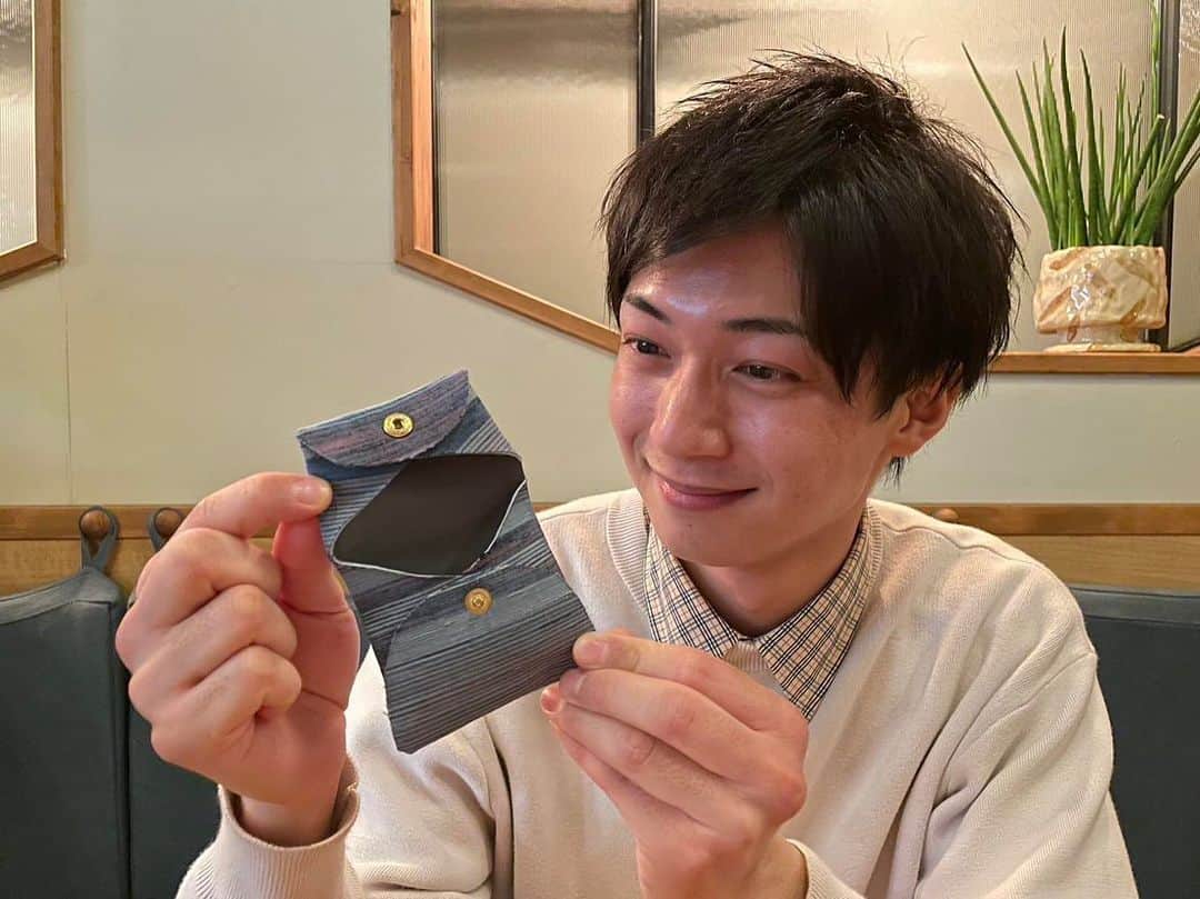 フジテレビアナウンサーのインスタグラム：「こちら、コインケースです🪙  台東区・蔵前にあるバーで、あるものを再利用して 作りました。何からできていると思いますか？  正解は「着なくなった服🧥」 着古したけど思い入れのある服…そういったものが コンパクトになって手元に残るのは嬉しいですね！  製作したコインケース、私はイヤホン入れとして 使っています！ちょうどいい大きさで便利ですᖳᖰ  蔵前にはサステナブルな取り組みに力を入れている 店舗がたくさん！是非足を運んでみてください🏃  #フジテレビアナウンサー #德田聡一朗 #コインケース #楽しくアクションSDGs #体感サステナWAVE」