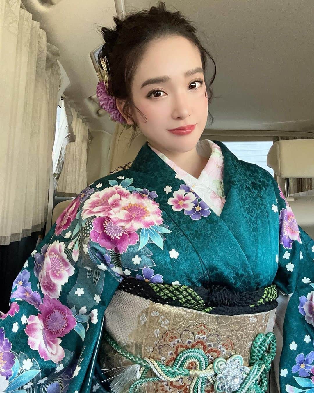 太田麻美のインスタグラム：「今年の晴れ着は珍しく緑を着ました💚👘 合わせてアイシャドウも少し緑を入れてみました🫶🏻  #shooting #japanese #kimono #hairmake #hairarrange」