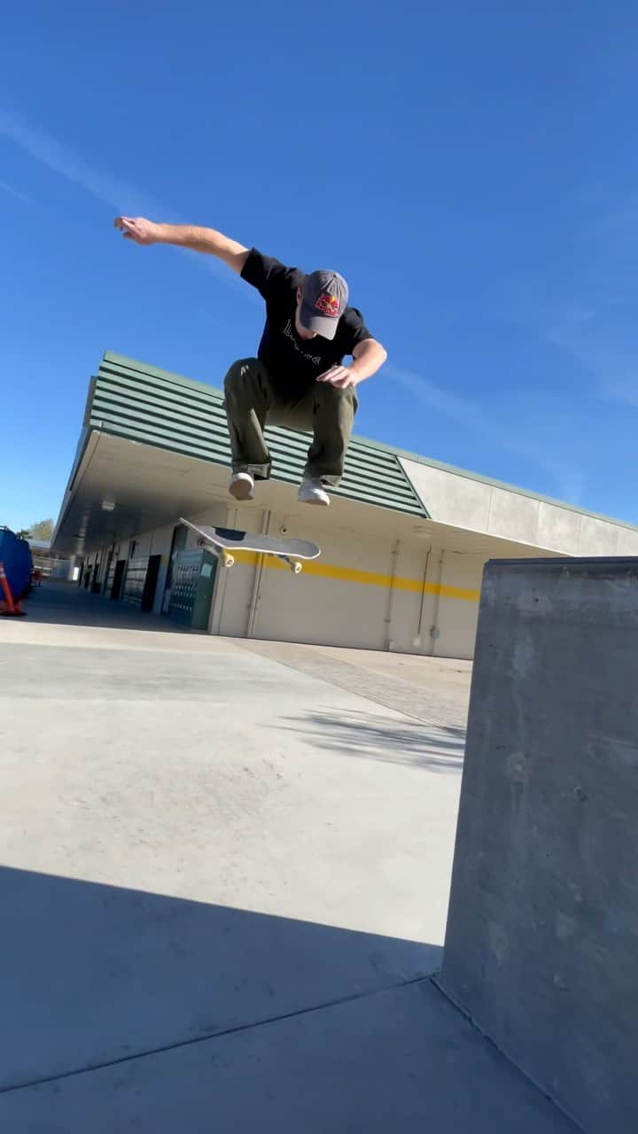 ジェイミー・フォイのインスタグラム：「Sick outledge on a windy day 🌬️ #deathwishskateboards #redbull #nbnumeric #dickiesskate #ccsskate」