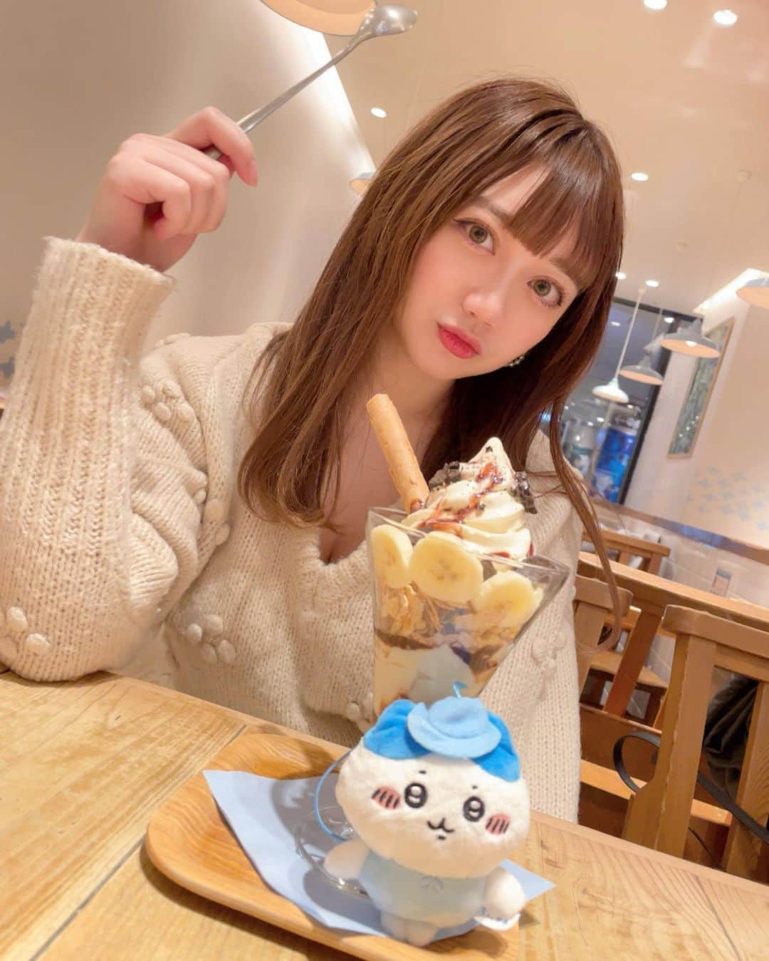 小澤しぇいんさんのインスタグラム写真 - (小澤しぇいんInstagram)「パフェとハチワレとわい。  休日にちぃかわ大好きなお友達のちぃかわグッズ巡りに付き合いました💙&スカイツリーでふらふら〜。 ハチワレが好きなんだって！ちょっと大福に似てて可愛い🐈 友達がパフェ来た瞬間にぐちょ混ぜしててただのシェイクになってて衝撃だったのだけど、昔からそうゆう食べ方なんだそう…。 アイス食べたい言ってたのに混ぜたら無くなるやん…しかも最初はワッフルでめっちゃ悩んでたやん…😂  わいの友達は変わり者が多いです…面白い子が多いんです。 ちなみに私はちぃかわの中だとウサギのキャラが面白くて好き。 ちなみにおそ松さんでは十四松が好き。 やっぱ人もキャラクターも変わってるのが好きらしい。  #パフェ#ちぃかわ#ハチワレ#スカイツリー#スカイツリーカフェ」1月23日 13時45分 - 1217_shane