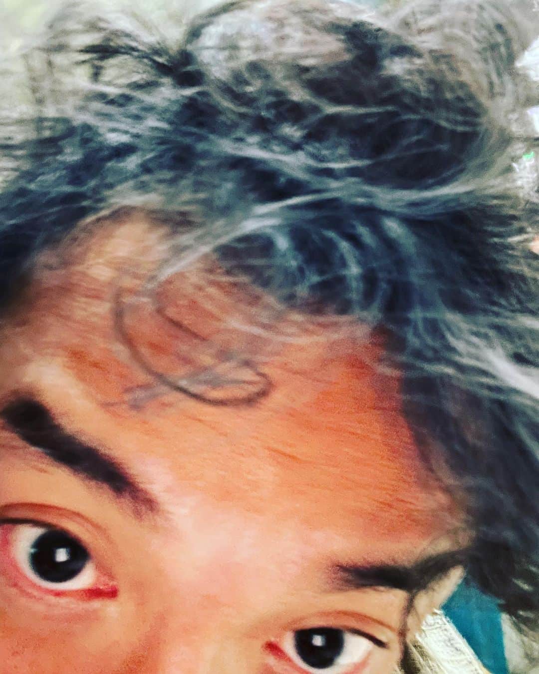 ムロツヨシのインスタグラム：「たくさんのお祝いメッセージ ありがとうございます 誕生日にやりがいある仕事やらせてもらってますっ 皆さまに感謝です 撮影いってまいります」