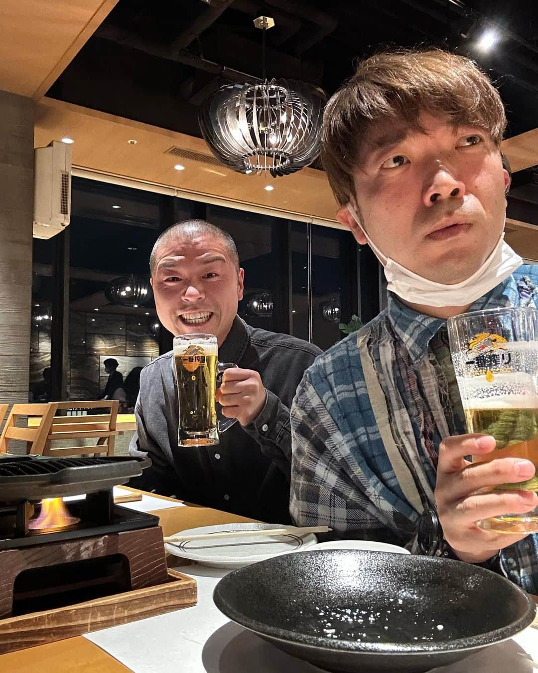 秋山賢太さんのインスタグラム写真 - (秋山賢太Instagram)「夜景が綺麗で料理が美味すぎる！ しかもリーズナブル！ ビールがすすむ！ こんな素敵な空間で山名君と男2人！完全なるデートでした！ もう一回行きたいなぁ。  #キリン一番搾り #和食六甲 #神戸 #ハーバーランド #夜景 #絶景 #よしアド #アキナ #PR」1月23日 14時43分 - akiyama.0624