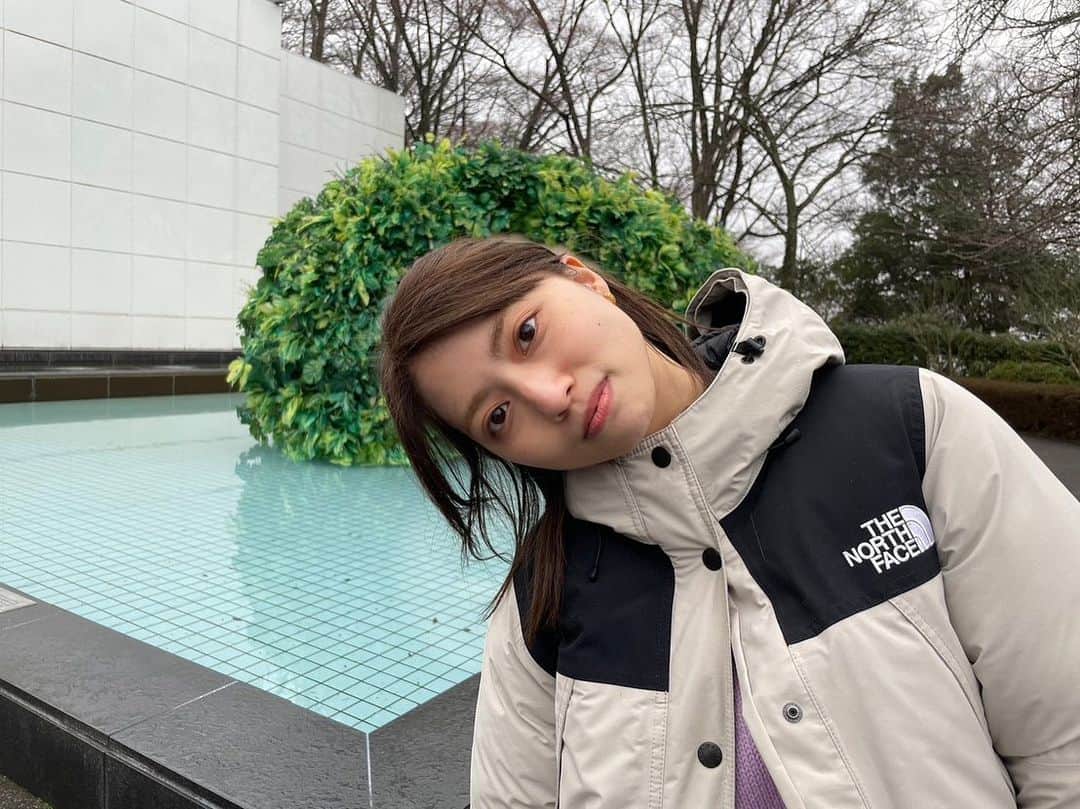 高見奈央さんのインスタグラム写真 - (高見奈央Instagram)「また新しい1週間がはじまったー！ 寒い日が続くみたいだけど めげずにがんばろ🌞🌞  ってなわけで 彫刻になった私。  #箱根 #箱根旅行  #箱根彫刻の森美術館」1月23日 14時51分 - nao_takami1128