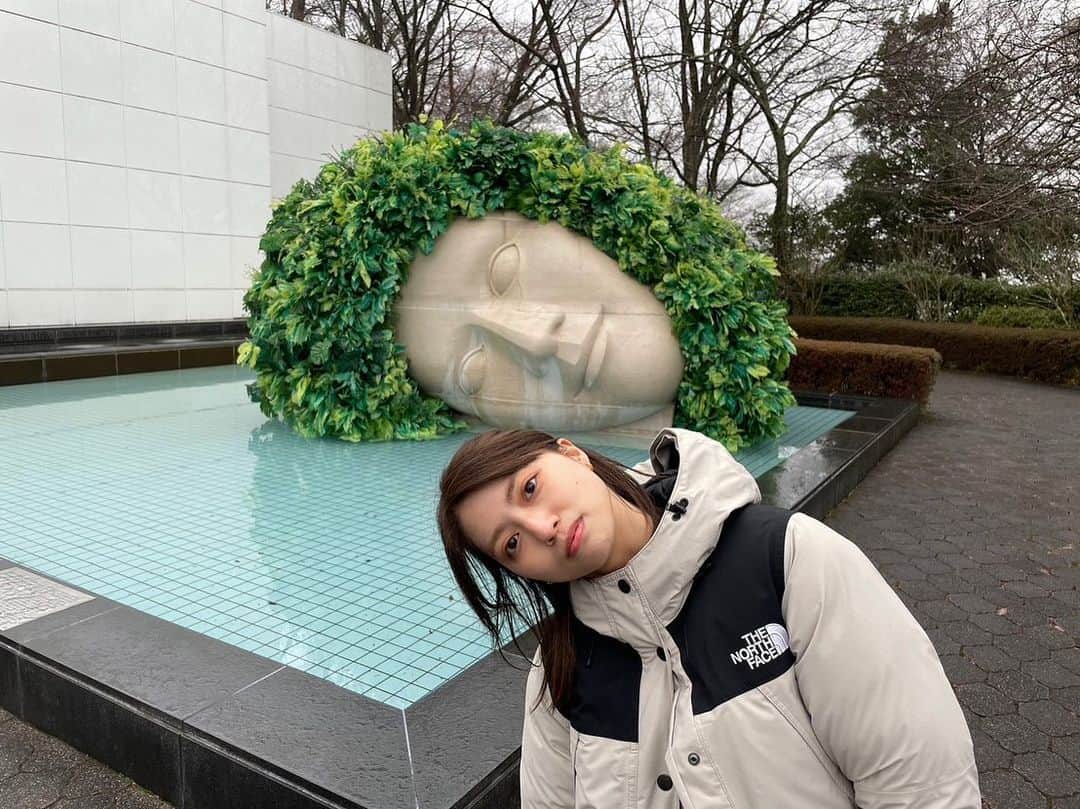 高見奈央のインスタグラム：「また新しい1週間がはじまったー！ 寒い日が続くみたいだけど めげずにがんばろ🌞🌞  ってなわけで 彫刻になった私。  #箱根 #箱根旅行  #箱根彫刻の森美術館」