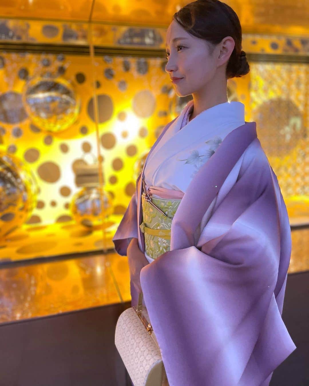 りえちのインスタグラム：「ここ数日寒いなぁ❄️ この間の着物の写真🎶 背景が金運によさそうな色してる(๑˃̵ᴗ˂̵)  ⛩ #着物 #訪問着 #日本伝統 #和装 #着物好き #着物女子 #食事会 #食事会コーデ#着物デート#お茶会 #着物でお出かけ #着物#ゴルフ好き #美容すき #ゴルフ女子#スポーツ女子 #インスタゴルフ #ゴルフ#ゴルフうまくなりたい #kimono #japanesestyle #japanesegirl #japaneseculture #kimonogirl #golfgirl」