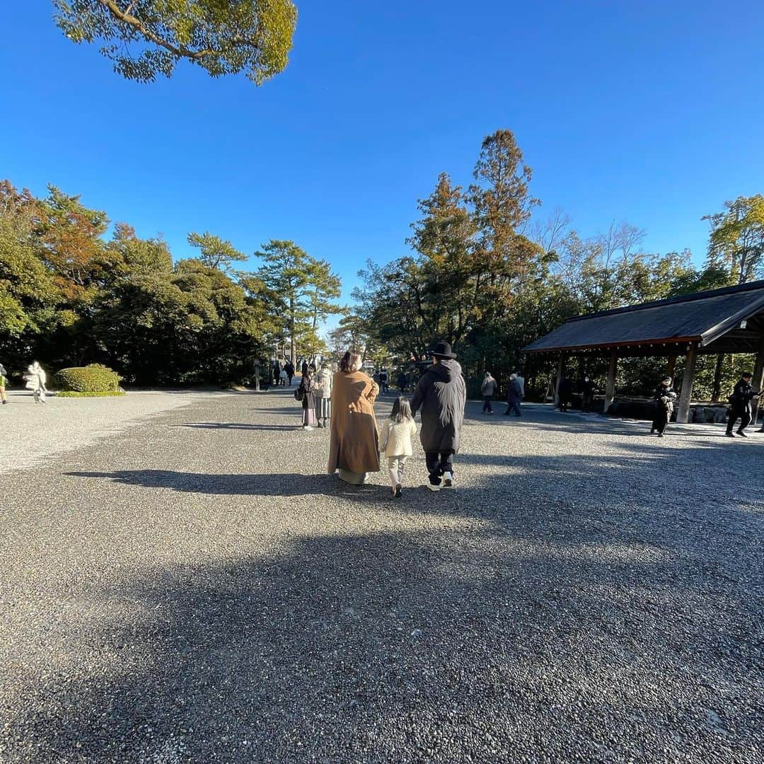 澤田泉美のインスタグラム：「週末、家族で伊勢神宮へ‼️  お参りした日が、たまたま旧元日（新月）だったのもあり、 なんだか良いスタートとなりました❣️  今回の旅は（いつもか...w）、色々と急だったのですが、 ピースがハマるみたいにピタッピタッと色んな事がスムーズに運びました！  予約がいっぱいだった宿もキャンセルが出て泊まれたり、 そこがなんと外宮から歩ける距離だった...とか （知らんと予約しとんかい🤣ってね笑）  サクモンの都内のいつもの預け先がいっぱいだったので、 だったら連れて行った先で預けてみよう‼️と三重県（範囲を広くし過ぎたのよ😂）で探していたら、いいかも❣️と思ったペットホテルがたまたま伊勢神宮付近だった...とかね🤞  （とても良いホテルだったので、またアップします👆 ）  1人で動くよりも、5人で動くのは大変！ ましてや、2匹連れてだなんて🤣🤣🤣 でも、それがぜーんぜん大変じゃなかった‼️  なんだか、またさらに パワーアップした気がします❤️笑笑  最初は、👩🏻👧🏻👶🏻だけで行くつもりだった伊勢参拝‼️ 家族みんなで行けて良かった！  外宮の鳥居を目の前に何故か帰ってきた〜って一瞬思ったのと、 外宮、内宮、鳥居をくぐってから ずーっと心が震えて何度も何度も涙が込み上げてきたのが、 何とも言えない不思議な体験でした🙏 伊勢神宮、行って良かった。  また新たな気持ちで頑張ろう！  #伊勢神宮#旧元日 #お伊勢さん #三重県#旅#ふらっと #サクモン同行#🐶🐶 #三児の母」