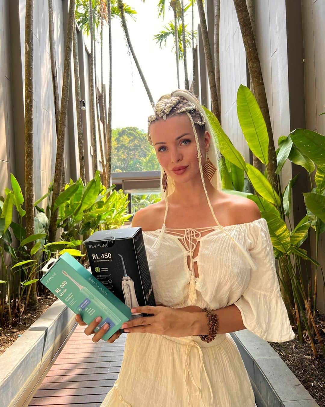 Ekaterina Enokaevaのインスタグラム：「В этом году я серьезно задумалась о гигиене полости рта, осознав что не очень хорошо очищается ротик простой зубной щеткой   В связи с этим я решила перестать есть столько сладкого, и начать хороший домашний и стабильный уход.  Обычная щетка ушла в мусорное ведро. Я начала использование ультразвуковой чисткой от @revyline_rus Ультразвуковые волны проникают вглубь зубного налета, разрушая его изнутри. Во время гигиенической процедуры во рту ощущается тепло, создаваемое ультразвуком. Оно оказывает благотворное воздействие на десны, стимулируя в них кровообращение. За счет этого снижается кровоточивость и чувствительность  Сразу после идет в ход ирригатор от @revyline_rus  Пульсирующая струя воды всего за три секунды способна очистить поверхность зубов от 99% налета. После недели использования ирригатора я поняли, что не один инструмент по очистки рта не может дать такое же ощущение чистоты и свежести.  Подробно как я использую все это вы можете увидеть в сторис 🙌  Дадите лайфхаки по очищению, кто чем пользуется?」