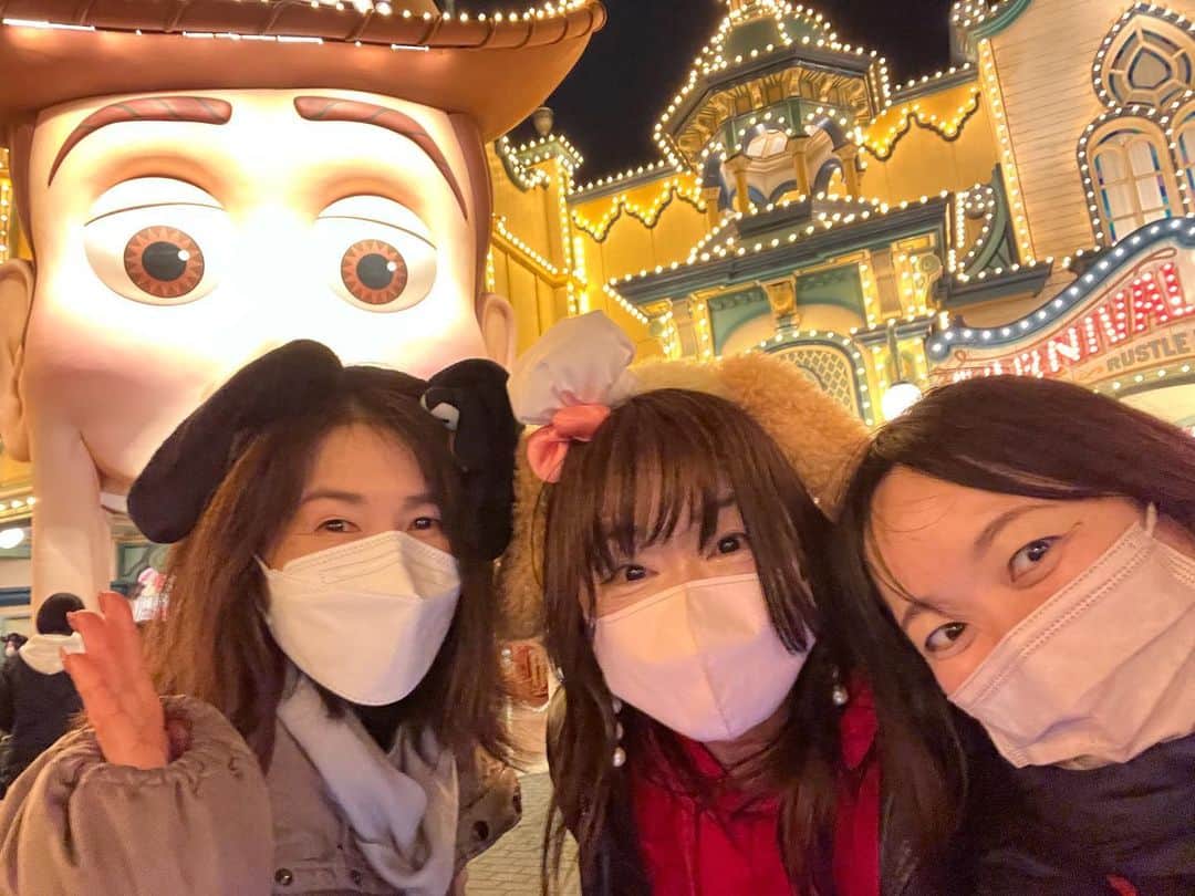 ゆきのさつきのインスタグラム：「ディズニーシーに行って来ました💕 前回乗れなかったソアリンのリベンジ🔥 他にもテンション上がるアトラクションで楽しさMAX⤴︎⤴︎⤴︎  いやしかし、このメンバーが集まると、どうしてもおもしろ画像を残したくなってしまう...。 三枚目の生首感（笑）」