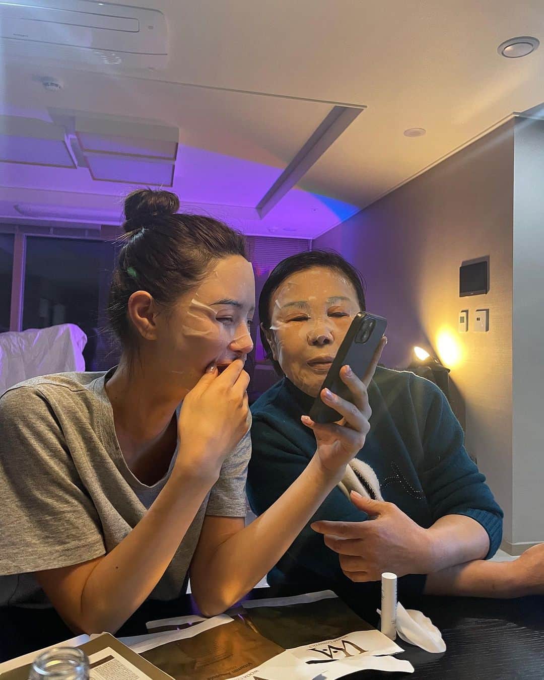 キム・ボラムのインスタグラム：「할머니랑 서로 잘나온 사진 줄다리기ㅋㅋ #남편눈」