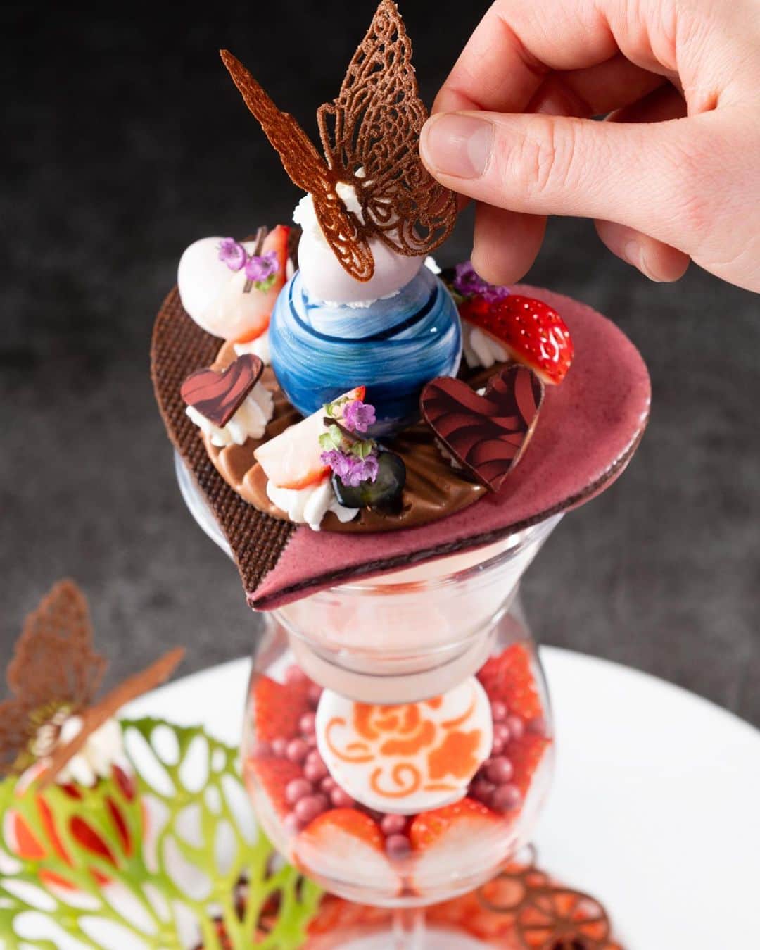 ホテルグランヴィア大阪のインスタグラム：「［いちごスイーツフェア] エレガンスパフェ ～いちごと薔薇～ . 開業40周年を迎えたホテルグランヴィア大阪とホテルヴィスキオ大阪開業5周年の記念企画第一弾は、人気フルーツのいちごを堪能する「見た目にキュン♡ いちごスイーツフェア」です。 . 19階「リバーヘッド」では、定番となった地球柄をまとったムースや繊細なラングドシャを添えた、「いちごと薔薇」をテーマにしたエレガンスパフェセットをご用意いたします。 . いちごの甘酸っぱさをご堪能いただきつつ、薔薇の華やかさをプラスした仕上がりで、フォトジェニックな演出もお楽しみに♪ ラズベリーチョコでコーティングしたハート型のクッキーが、バレンタインデーやホワイトデーにもおすすめです♡ . 期間：2023/3/31（金）まで 店舗：ラウンジ「リバーヘッド」 価格：3,900円（税サ込） ※金土日祝日のご予約制となります。 ※ご予約は前日の正午までにお願いいたします。 ※11:00～ラストオーダーまでご利用いただけます。 . ====================================.　 ★詳しくはプロフィールよりホームページをご覧ください。 　Please check our website for more details! 　ホテルグランヴィア大阪　@hotel_granvia_osaka ====================================.　 . ★JR西日本ホテルズでは、新たな衛生基準「Clean & Safety」を策定し、妥協のない清潔さと、衛生的な環境づくりに努めております。 https://www.granvia-osaka.jp/special/clean-safety . #ホテルグランヴィア大阪 #グランヴィア大阪 #大阪ホテル #梅田 #ホテルスイーツ#パフェ ＃いちご #いちごスイーツ #うめきた #hotelgranviaosaka #umeda #osaka #hotel #sweets #parfait #cleanandsefety #JR西日本ホテルズ #jrwesthotels」