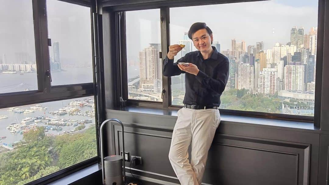 Animenz（アニメンズ）さんのインスタグラム写真 - (Animenz（アニメンズ）Instagram)「I arrived in Hong Kong today!! Having my first egg tart since three years 😋」1月23日 17時09分 - animenz_official
