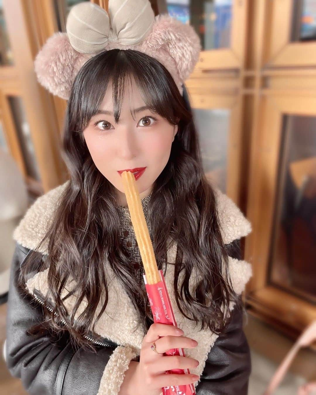 樋口光のインスタグラム：「ちゅろすだいすきにんげん🧏🏻♡ ⁡ ⁡ きなこ味めちゃうまやった〜🫠🤍  ⁡ もうたべたい…！👶🏻 ⁡ ⁡ ⁡ ⁡ ⁡  #ディズニーコーデ #ディズニー #ディズニーシー #ディズニーカチューシャ #シェリーメイ #ディズニーグッズ #ディズニー写真部 #ディズニー風景 #ディズニーシーコーデ #ディズニーシー風景 #disney #disneysea #disneyseatokyo #disneyseajapan #shelliemay #shelliemaybear」