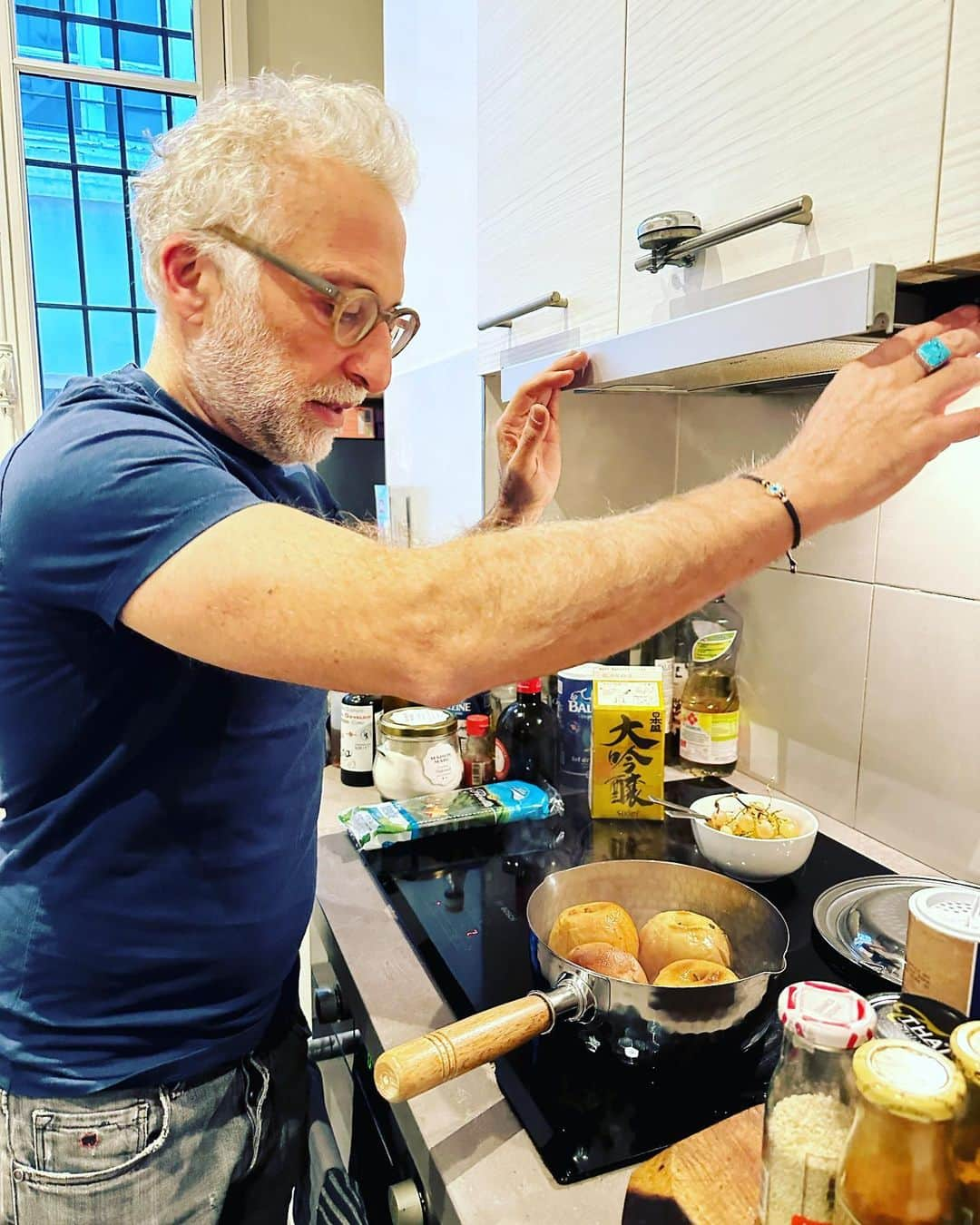 広崎うらんさんのインスタグラム写真 - (広崎うらんInstagram)「Gentil Parisien 💕パリの男前😚❤️ 今回🇫🇷フライトもメチャクチャ高額で😱円安で滞在費も厳しい中ご支援頂いた紳士のアンドレ❣️僕の為に沢山食材をオーダーしてくれていて😳食べきれない程でしたが上質な食材で僕はほぼ自炊で過ごす事ができました🥰 海外を飛び回る彼とちょっとだけ一緒に過ごしましたが、僕が食べきれなかった林檎を日本酒でコンポート作ったくれて😍僕は日本から持ってきた餅でお雑煮を作ってみましたが、IHは難しかったな😅 自炊は素材の良さでシンプルでもとても美味しかった😚感謝❤️感謝のParis la vie でした💕  #パリ #パリジャン #Paris #パリの生活」1月23日 17時16分 - uranhirosaki